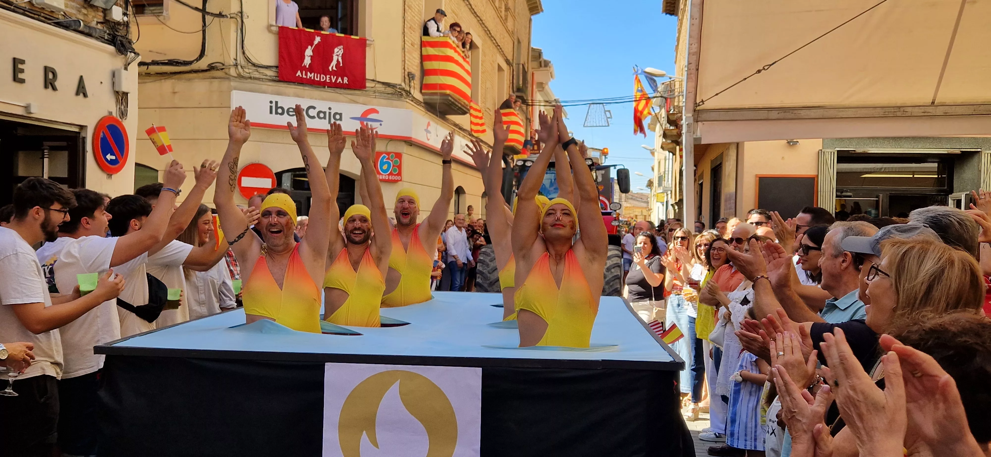 París 2024, carroza ganadora en la categoría de pequeños, en las fiestas de Almudévar. Foto Myriam Martínez