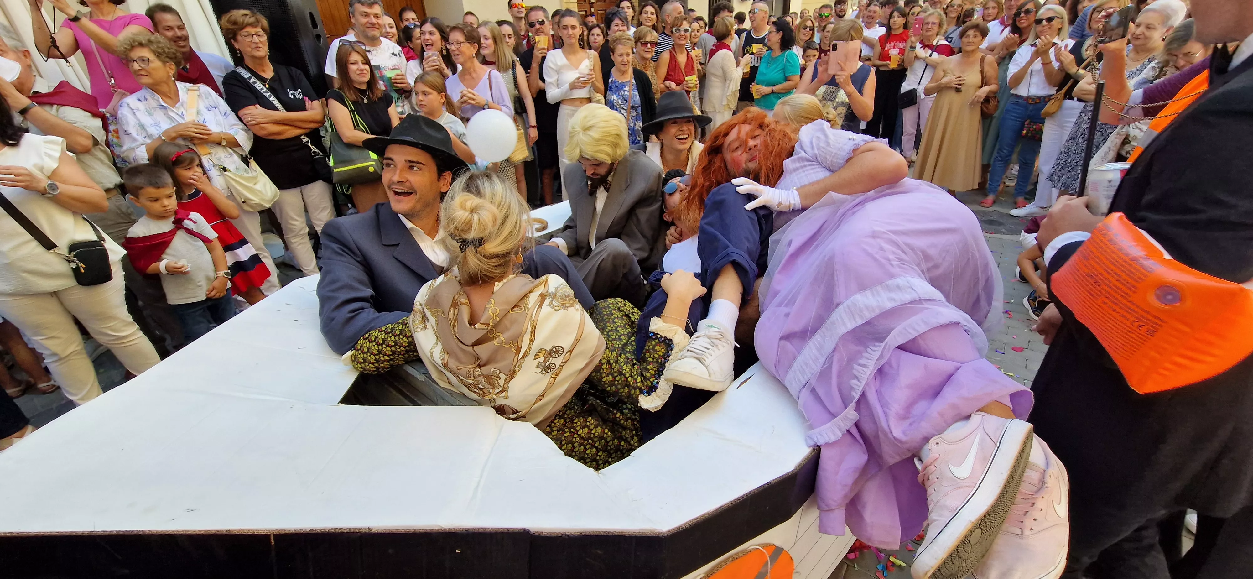 Titanic, carroza ganadora en la categoría de mayores, en las fiestas de Almudévar. Foto Myriam Martínez