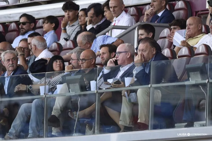 Palco con la alcaldesa, el presidente de la Diputación, el presidente del Huesca y el máximo inversor, Jorge Costa