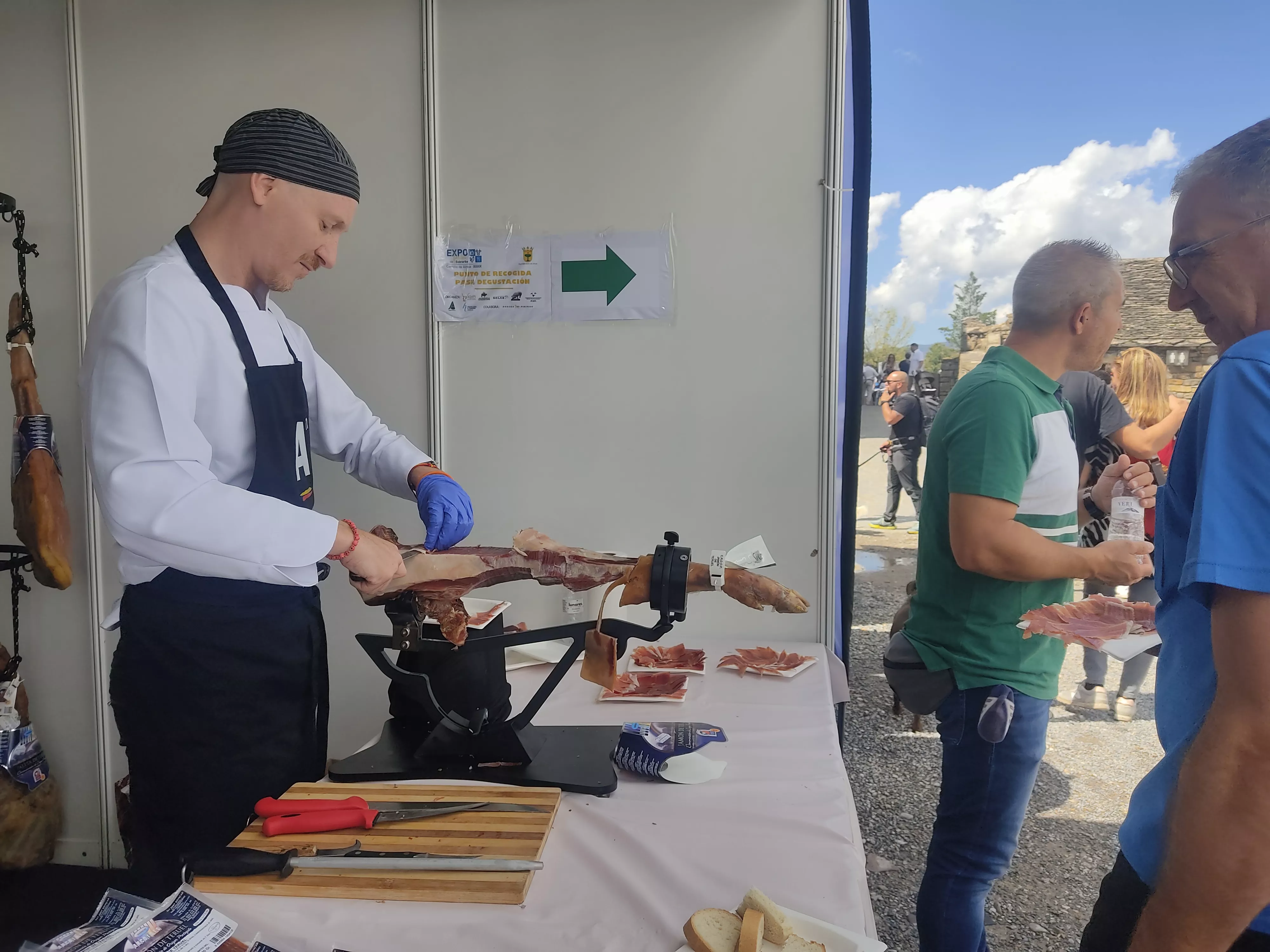 Demostración de corte de jamón en el puesto de la Cooperativa