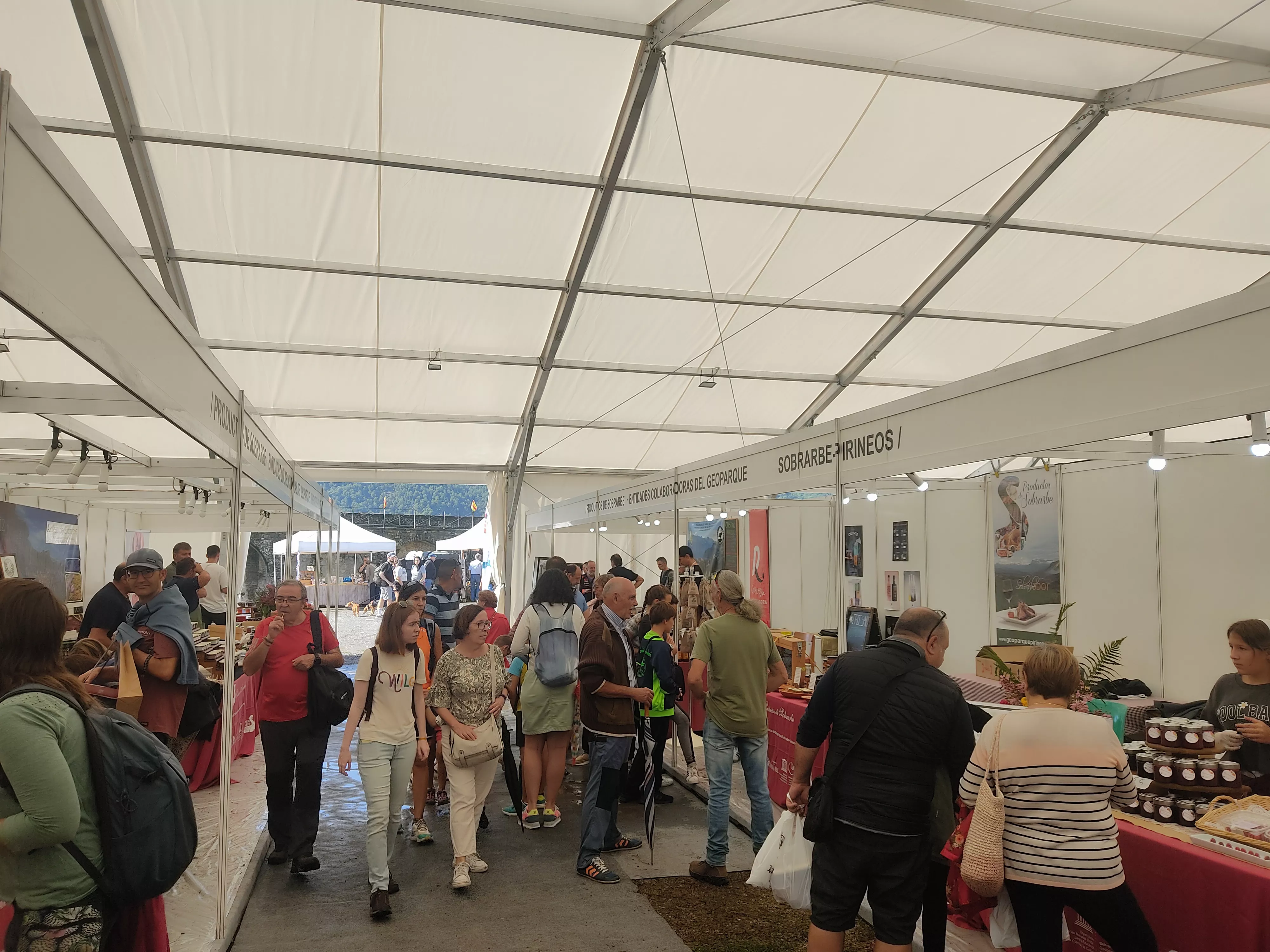 Ámbiente en los expositores el sábado por la mañana