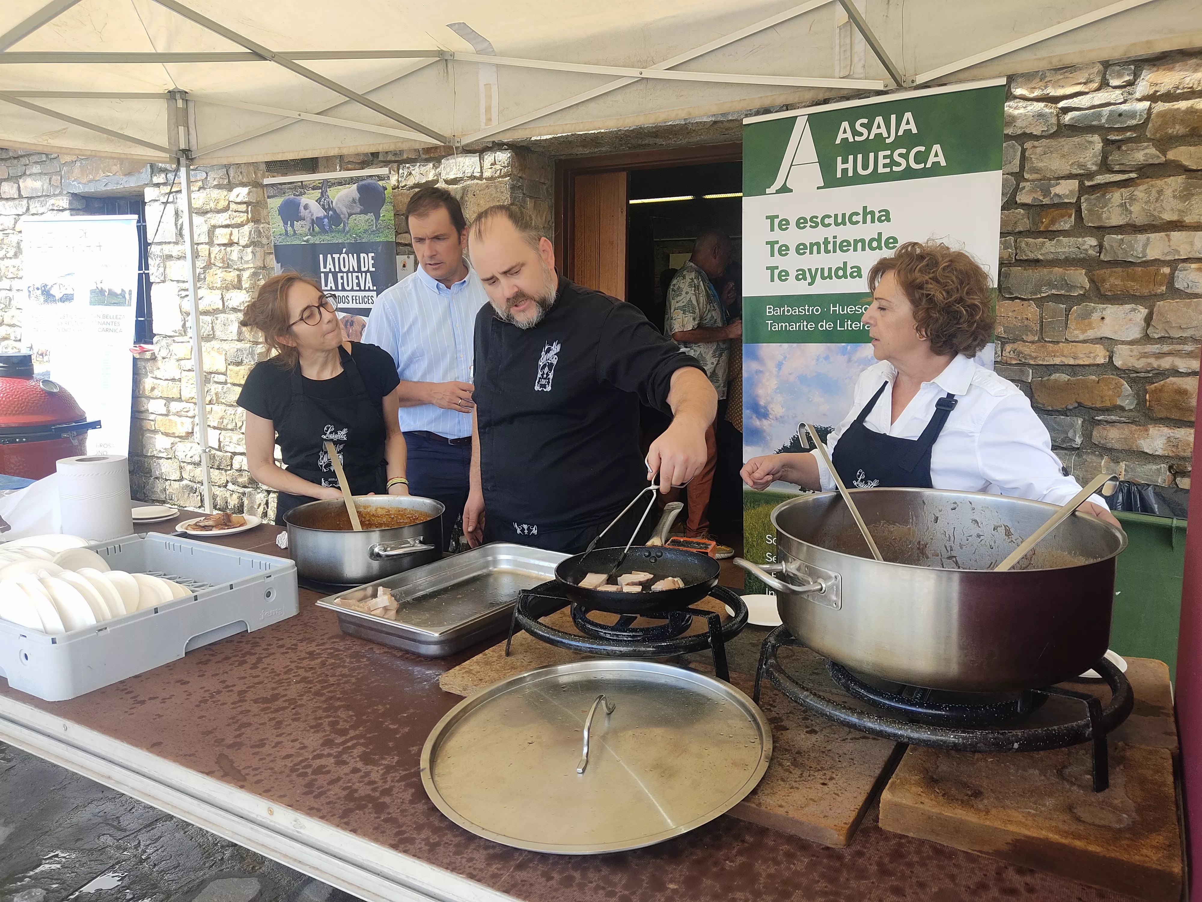 Preparación de carnes de km0 en la puerta de la sala de Caballerizas