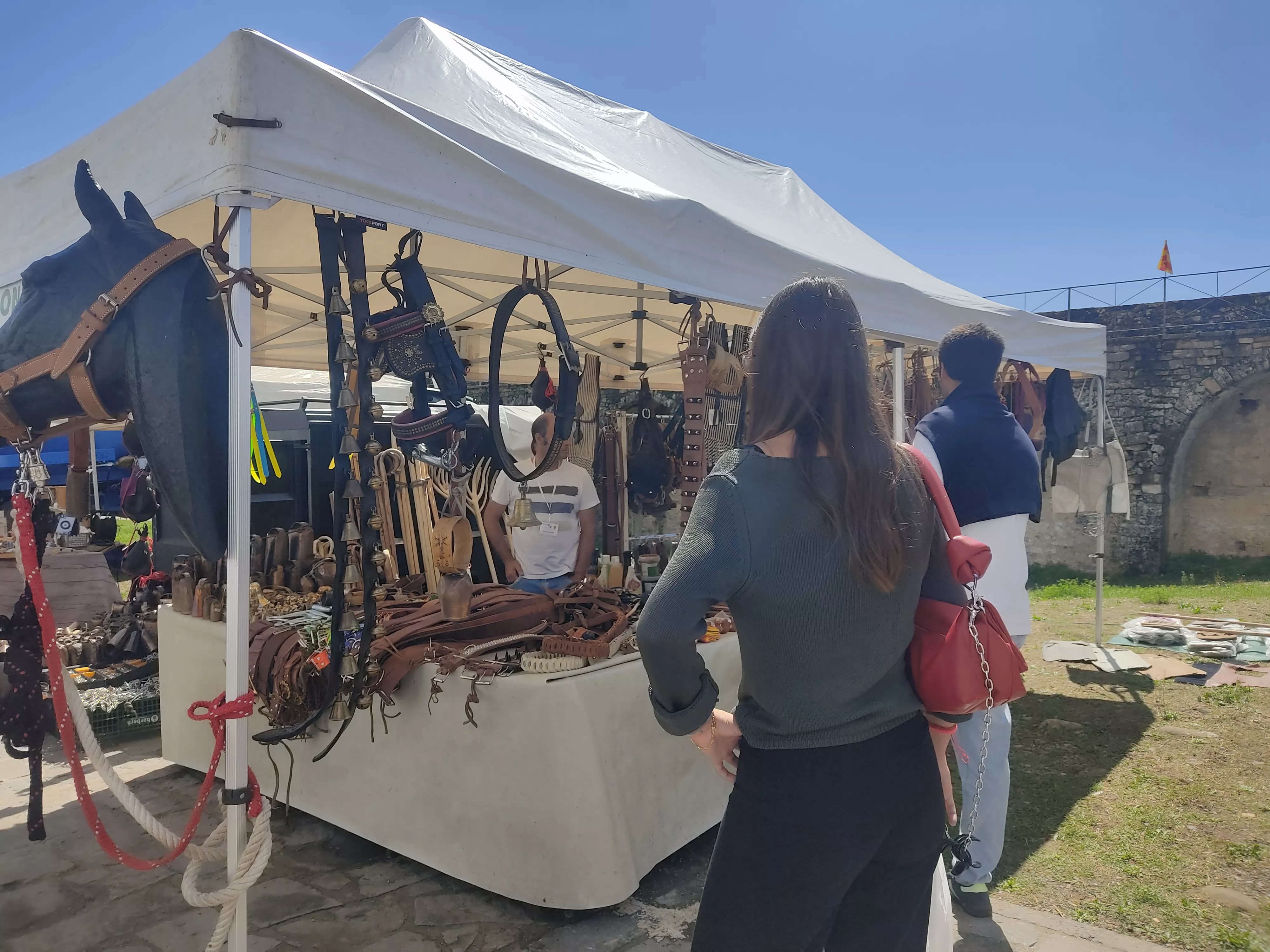 Puesto de material de hípica en el exterior de la carpa