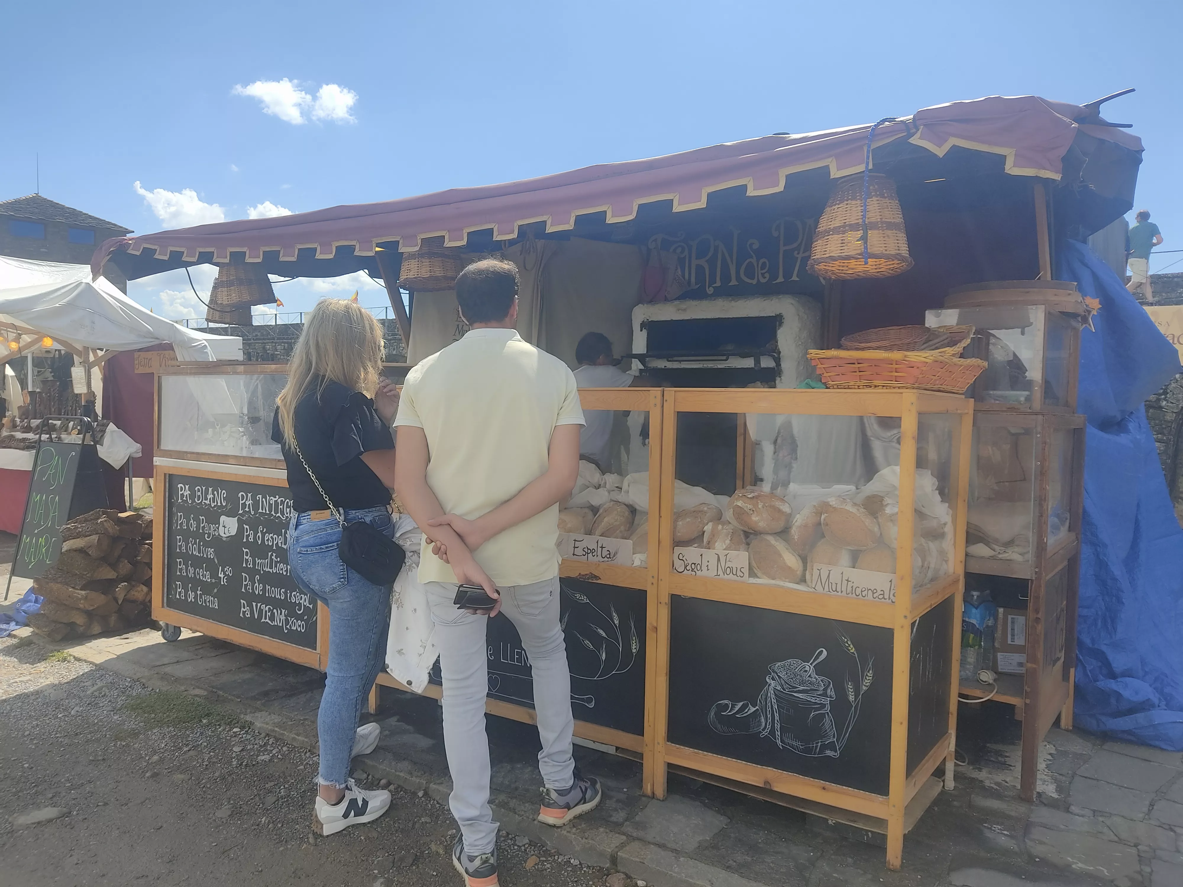 Puesto de pan en el exterior de la carpa