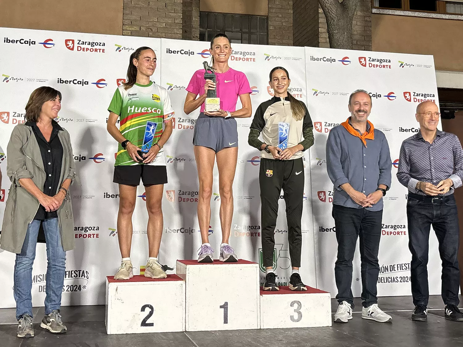 Podio femenino con Sandra Labarta (izquierda), segunda. Foto: Zaragoza Deporte