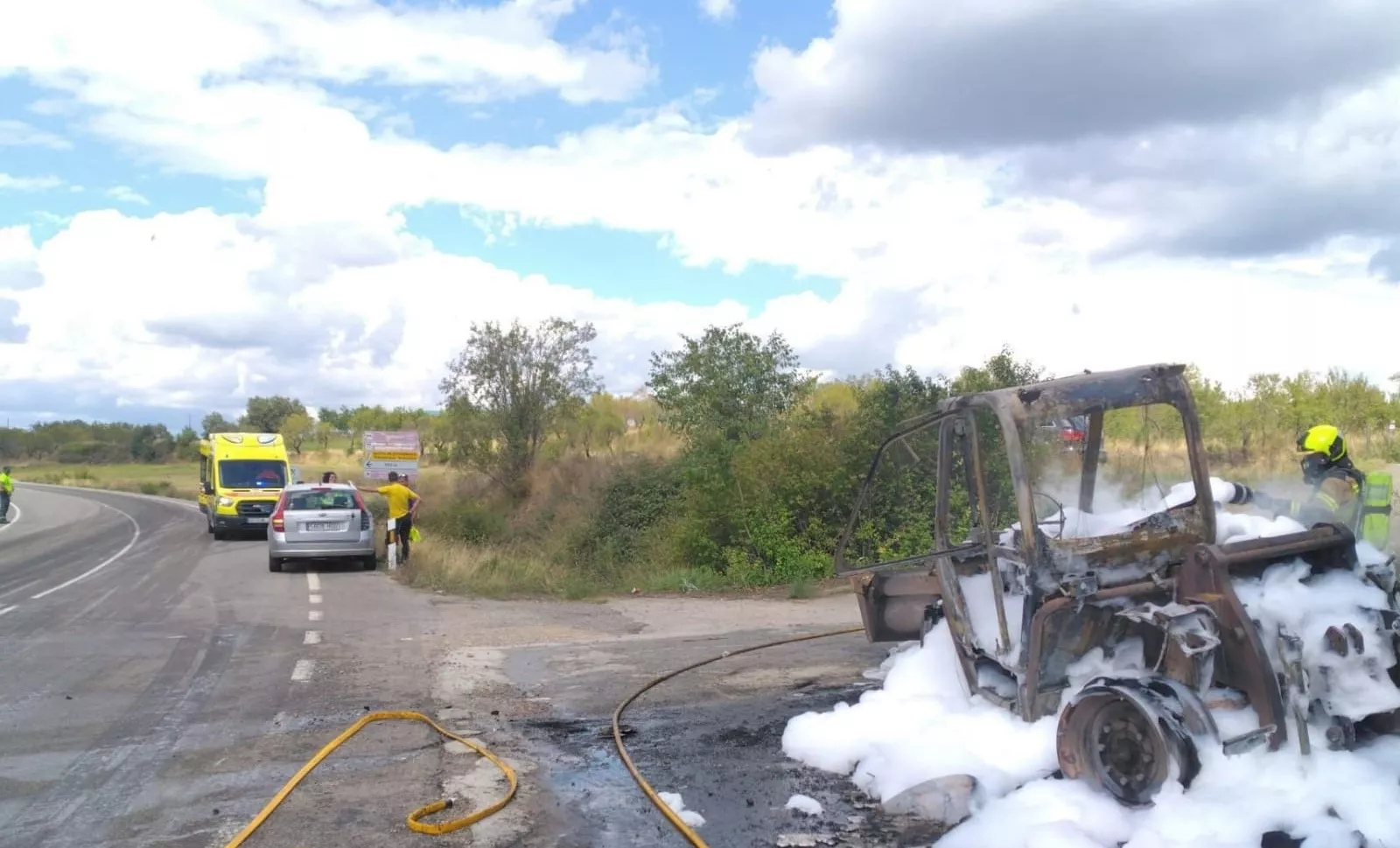 Imagen del lugar del accidente, con la pala excavadora afectada por el fuego. Foto DPH