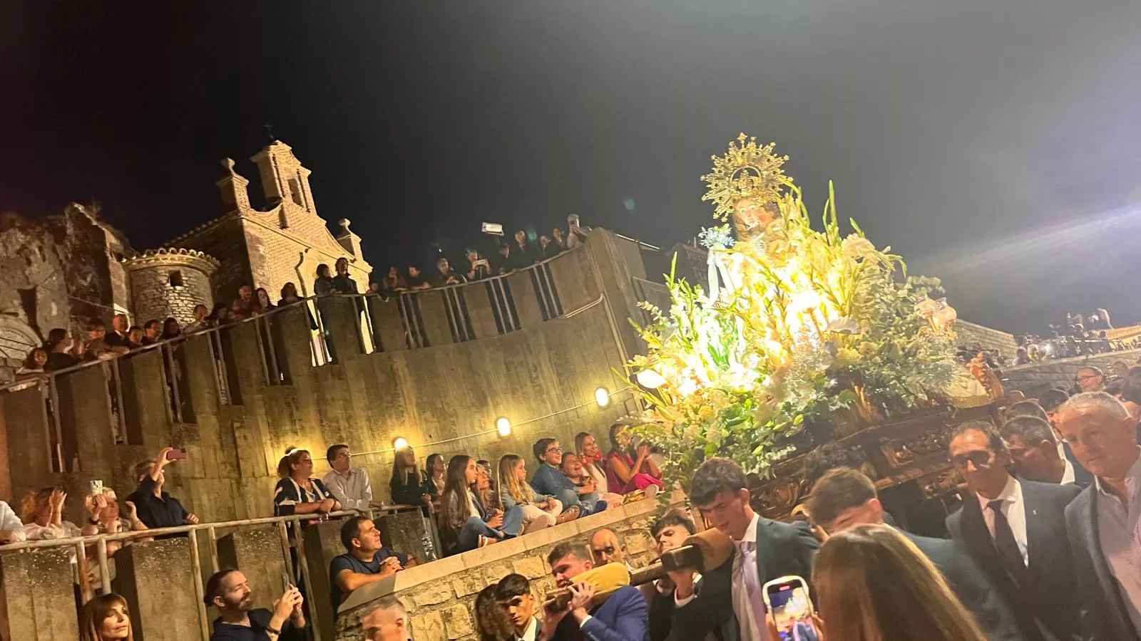 Procesión de la bajada de la Virgen de Corona de Almudévar. Foto Mercedes Manterola