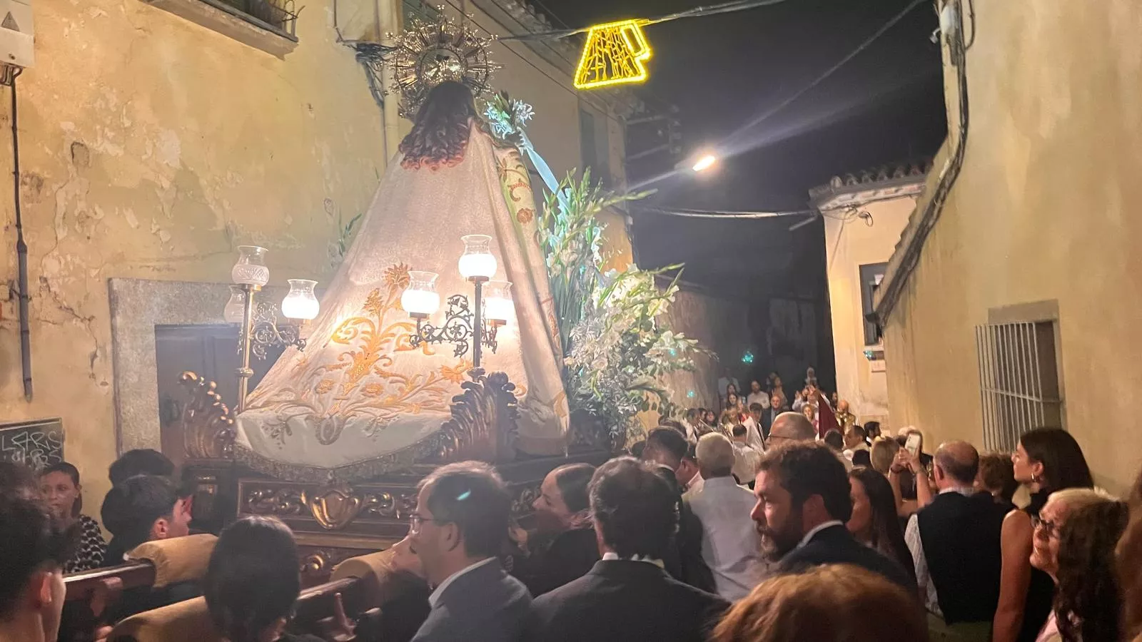 Procesión de la bajada de la Virgen de Corona de Almudévar. Foto Mercedes Manterola