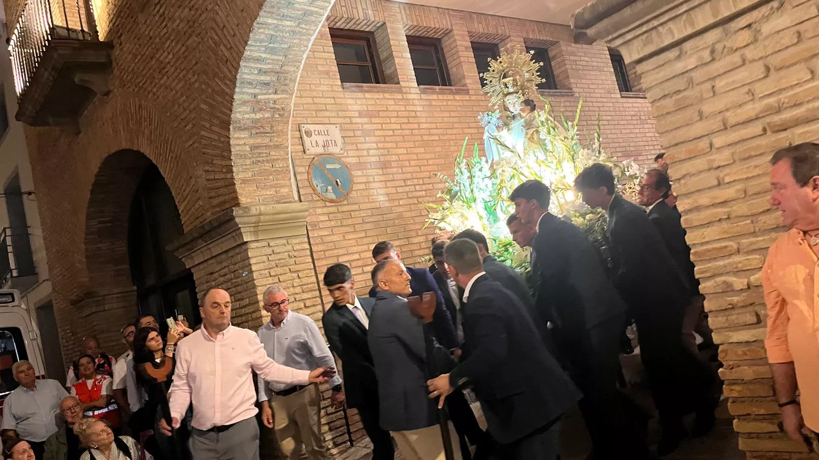 Procesión de la bajada de la Virgen de Corona de Almudévar. Foto Mercedes Manterola