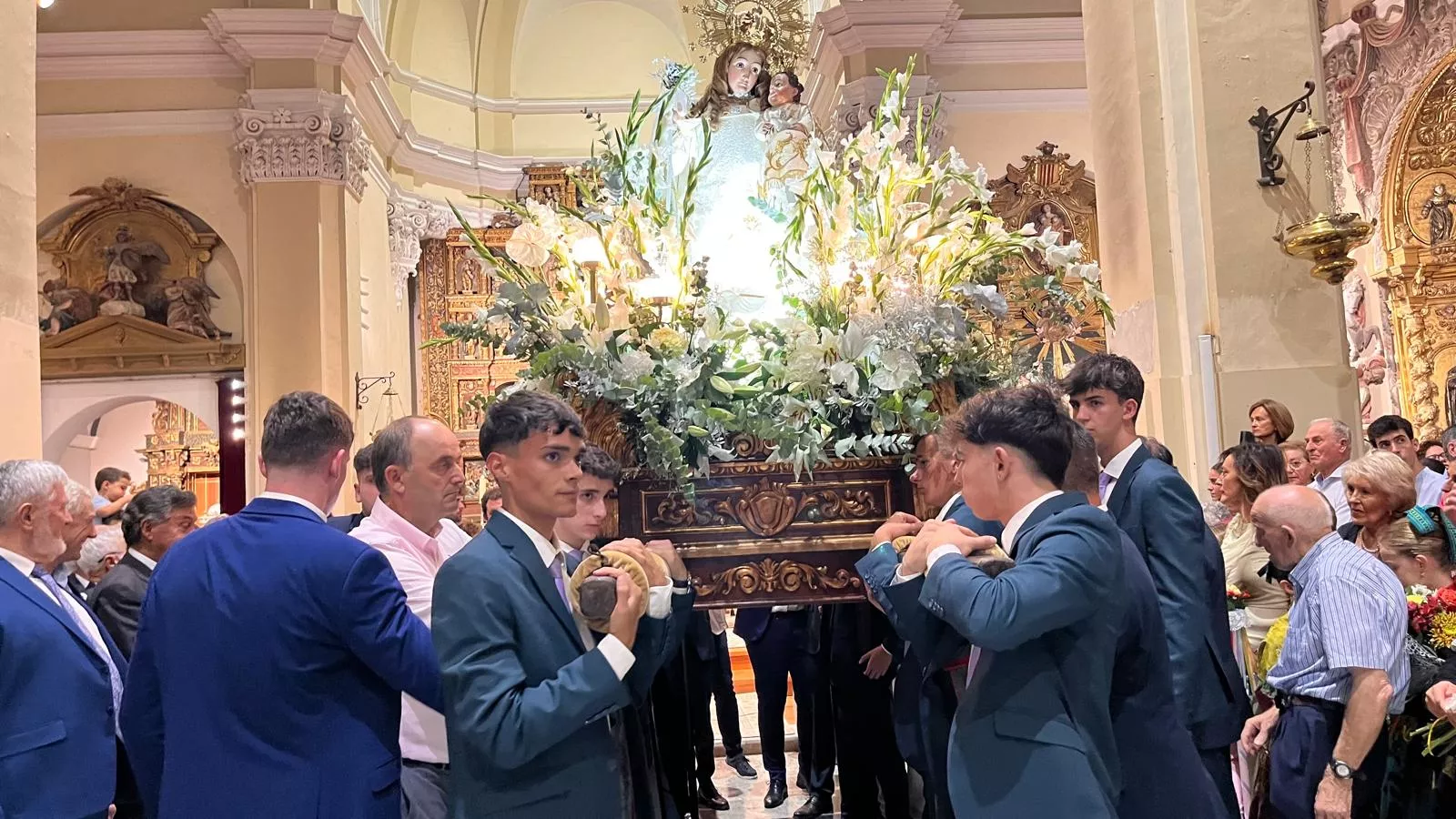 Procesión de la bajada de la Virgen de Corona de Almudévar. Foto Mercedes Manterola
