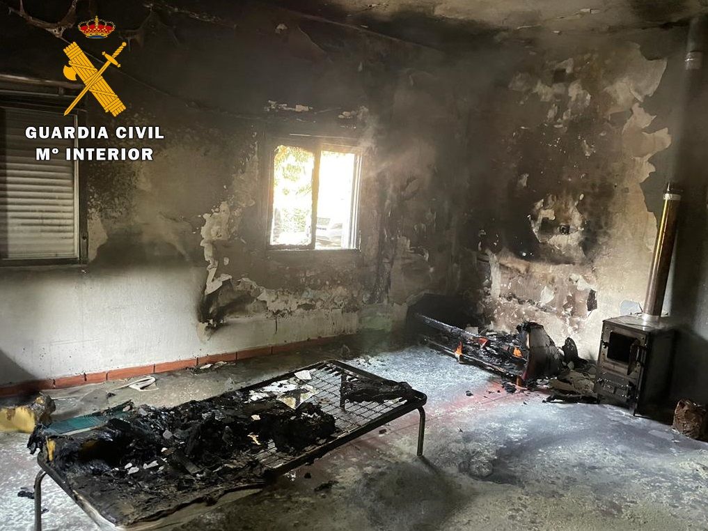 La Guardia Civil de Lanaja sofoca un incendio en una casa de Frula y rescata a tres perros de su interior