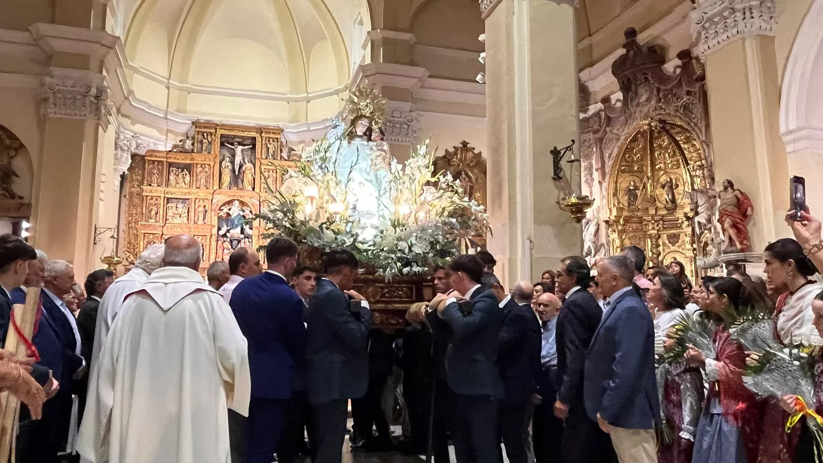 Procesión de la bajada de la Virgen de Corona de Almudévar. Foto Mercedes Manterola