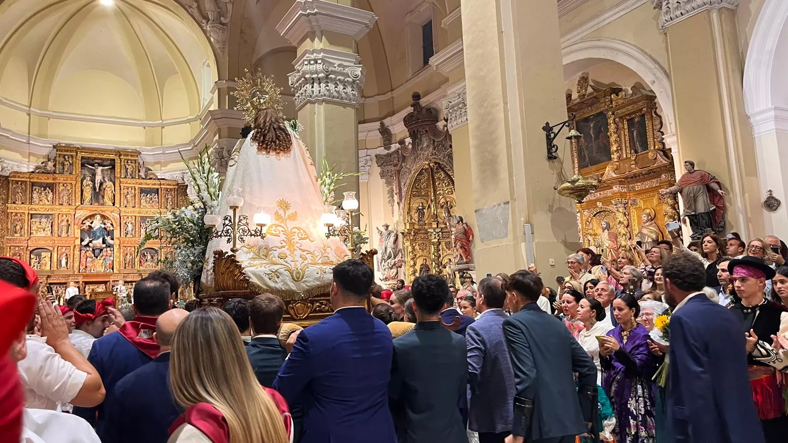 Procesión de la bajada de la Virgen de Corona de Almudévar. Foto Mercedes Manterola
