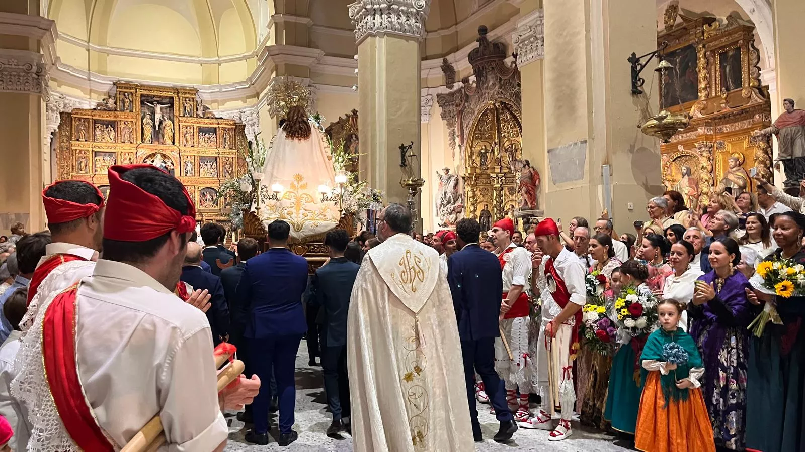 Procesión de la bajada de la Virgen de Corona de Almudévar. Foto Mercedes Manterola