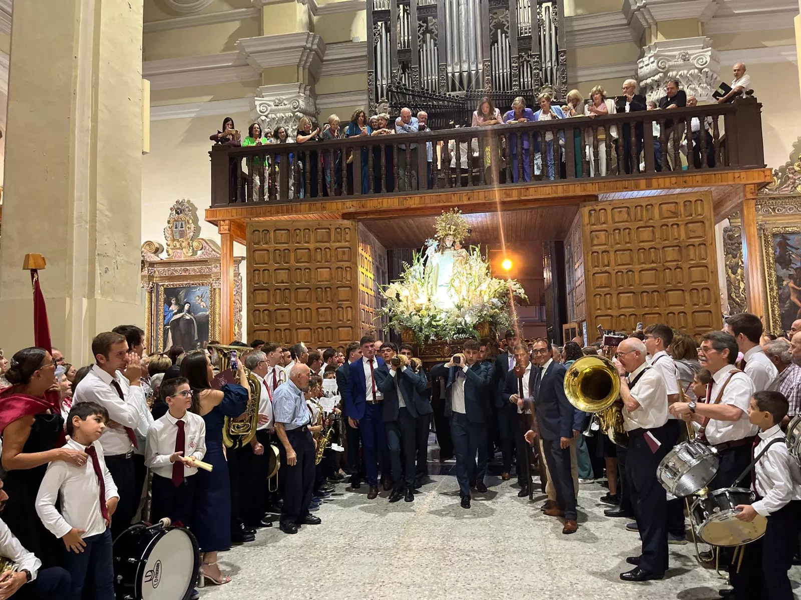 Procesión de la bajada de la Virgen de Corona de Almudévar. Foto Mercedes Manterola