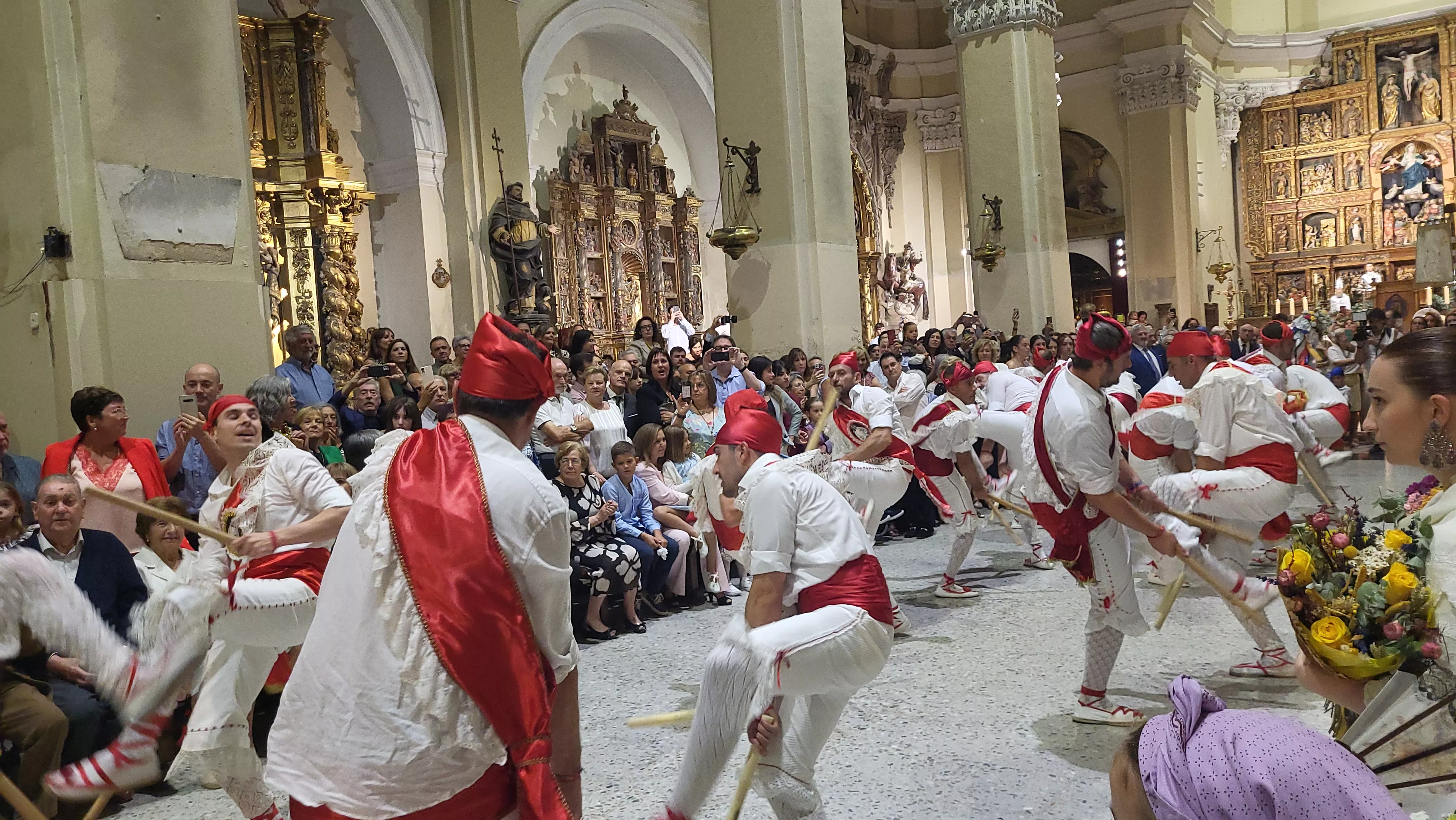 Procesión de la bajada de la Virgen de Corona de Almudévar. Foto Mercedes Manterola