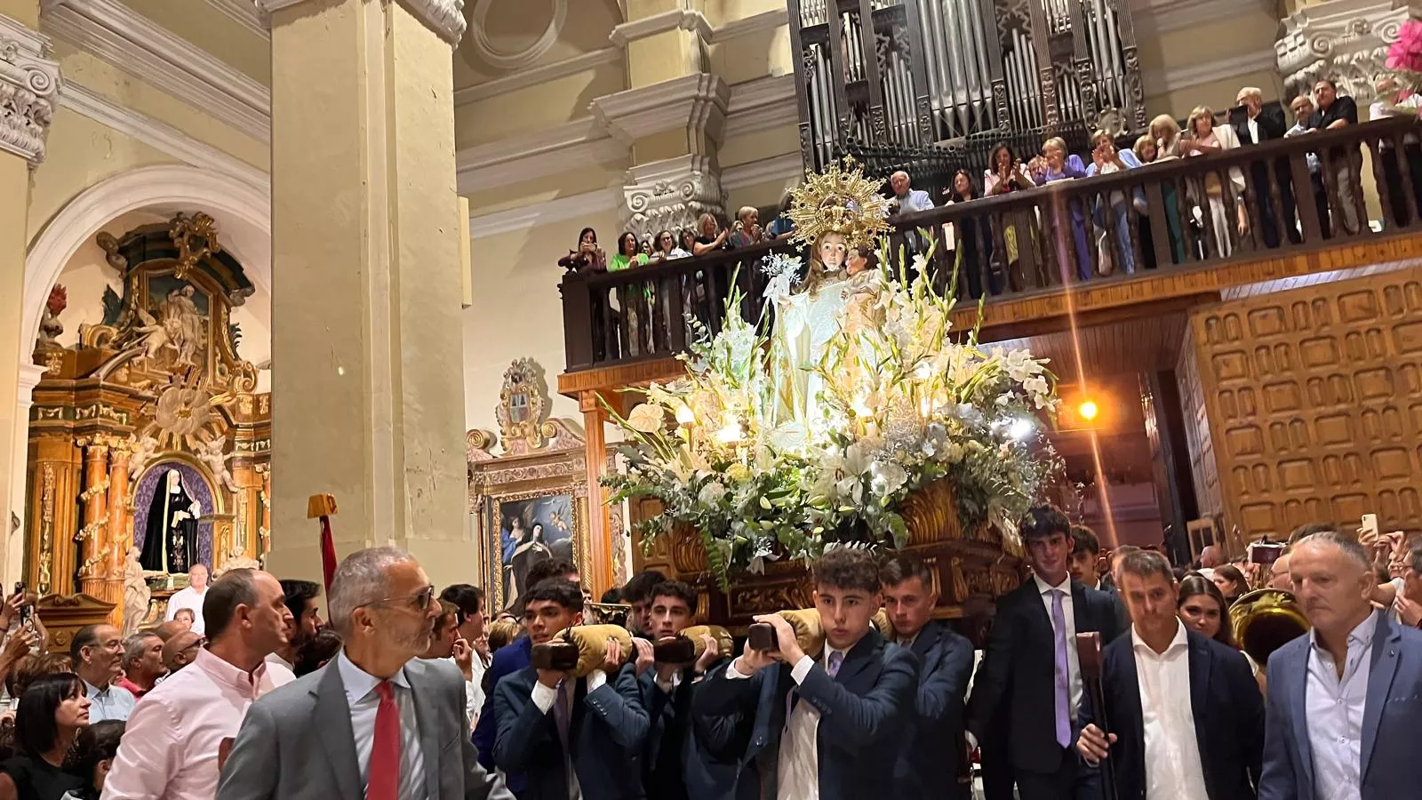 Entrada en la iglesia de la Virgen de la Corona tras la procesión de la bajada.