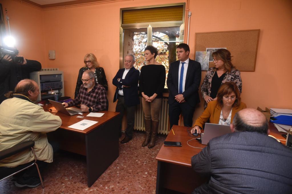 Vecinos de Ayerbe han tenido acceso a los primeros trámites de la Administración del Estado en el Ayuntamiento. Foto: DPH/Javier Blasco