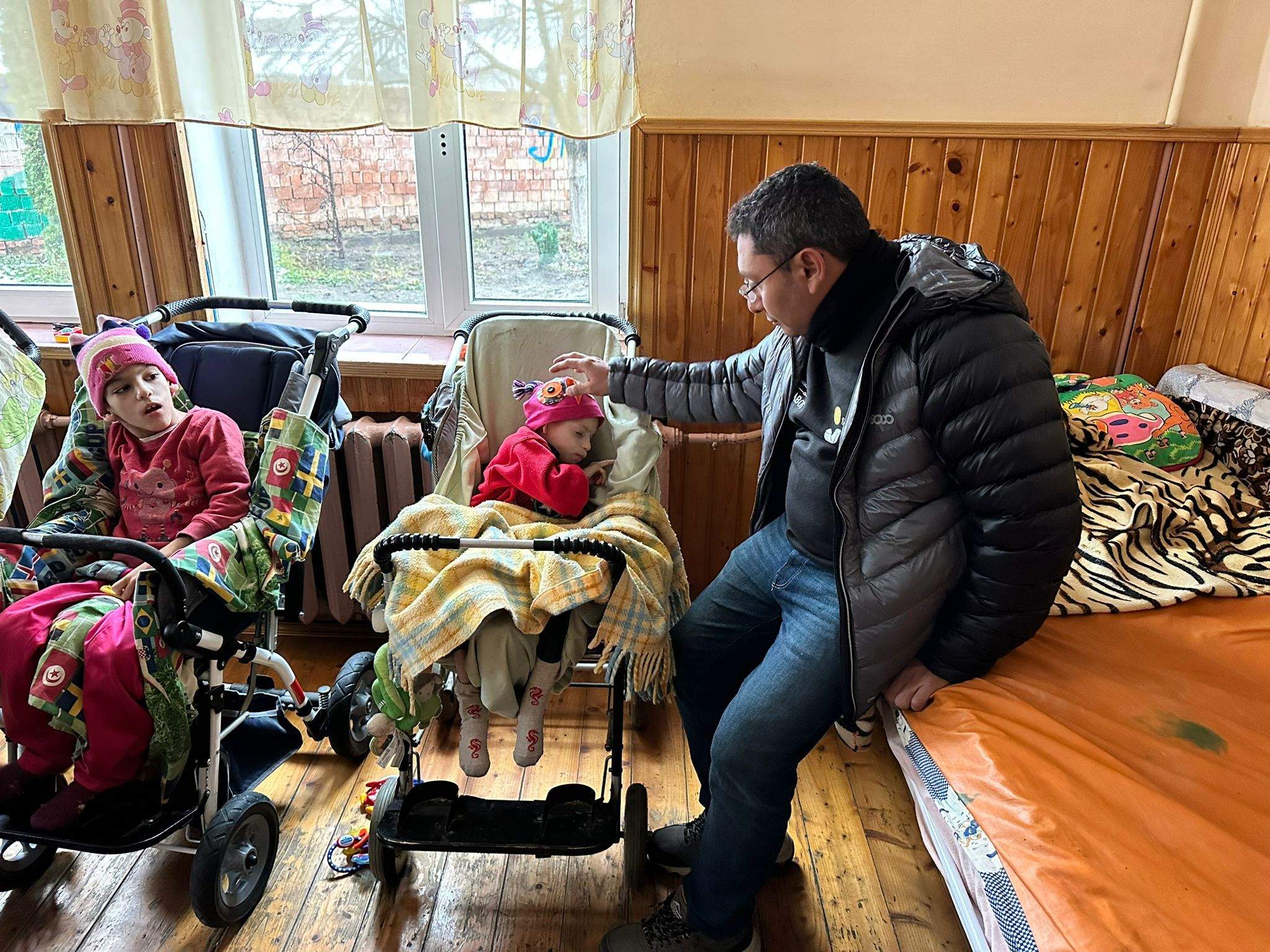 El padre Jesús Escalona cuida a unos bebés