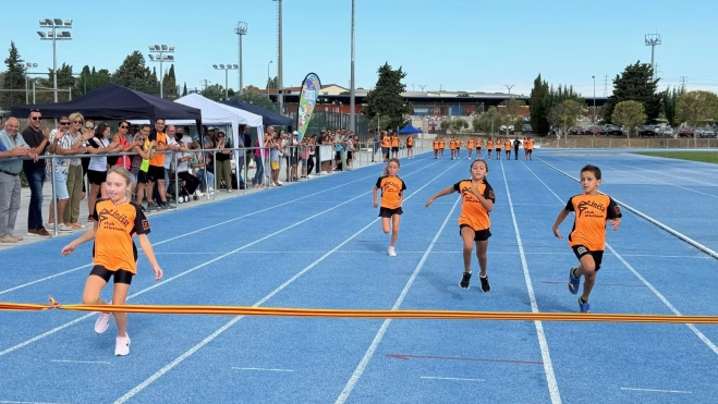 Jóvenes atletas locales en la exhibición. Jóvenes atletas locales en la exhibición.
