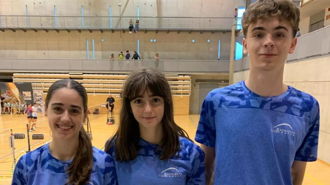 Jara y Nerea Marco con Hugo Montiu (Binéfar) en Estella Jara y Nerea Marco con Hugo Montiu (Binéfar) en Estella