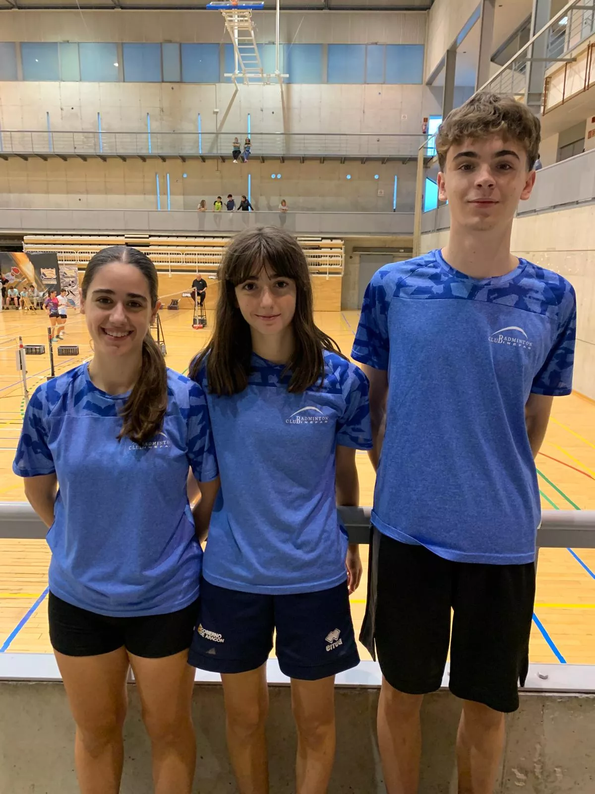 Jara y Nerea Marco con Hugo Montiu (Binéfar) en Estella