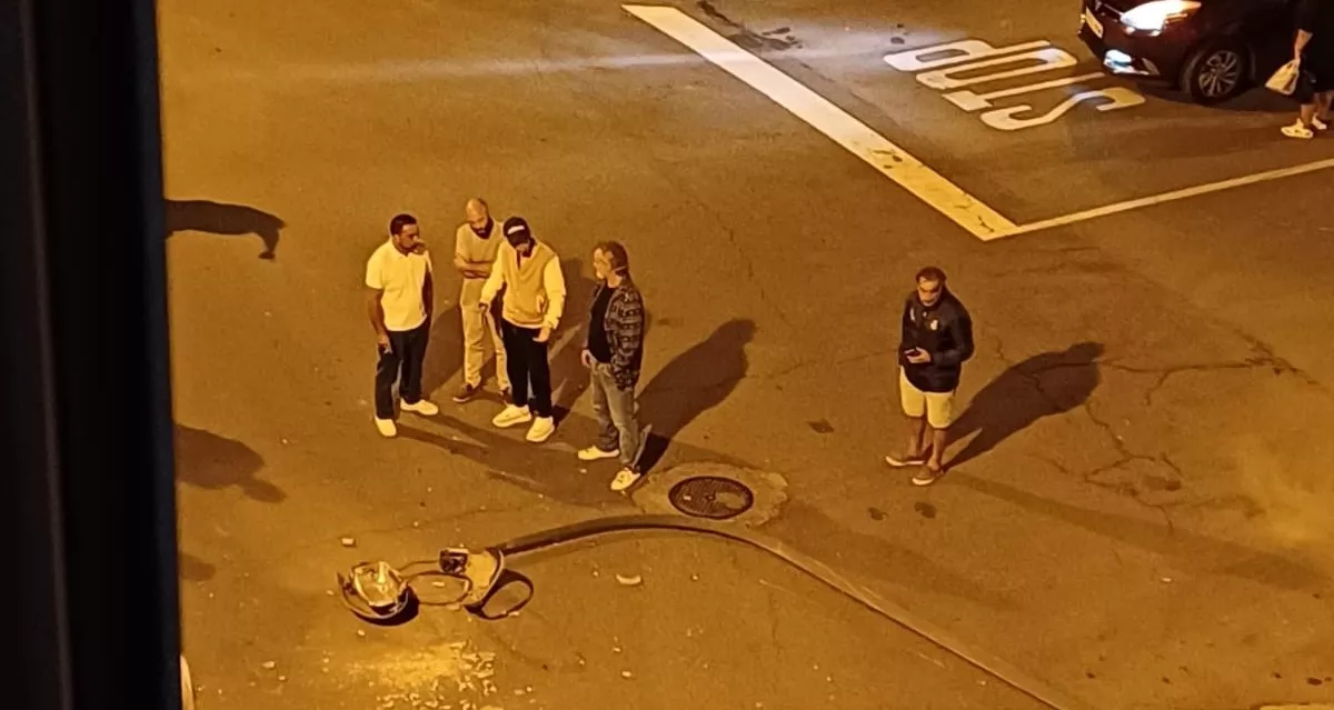 Unos ciudadanos constatan atónitos la caída de la farola