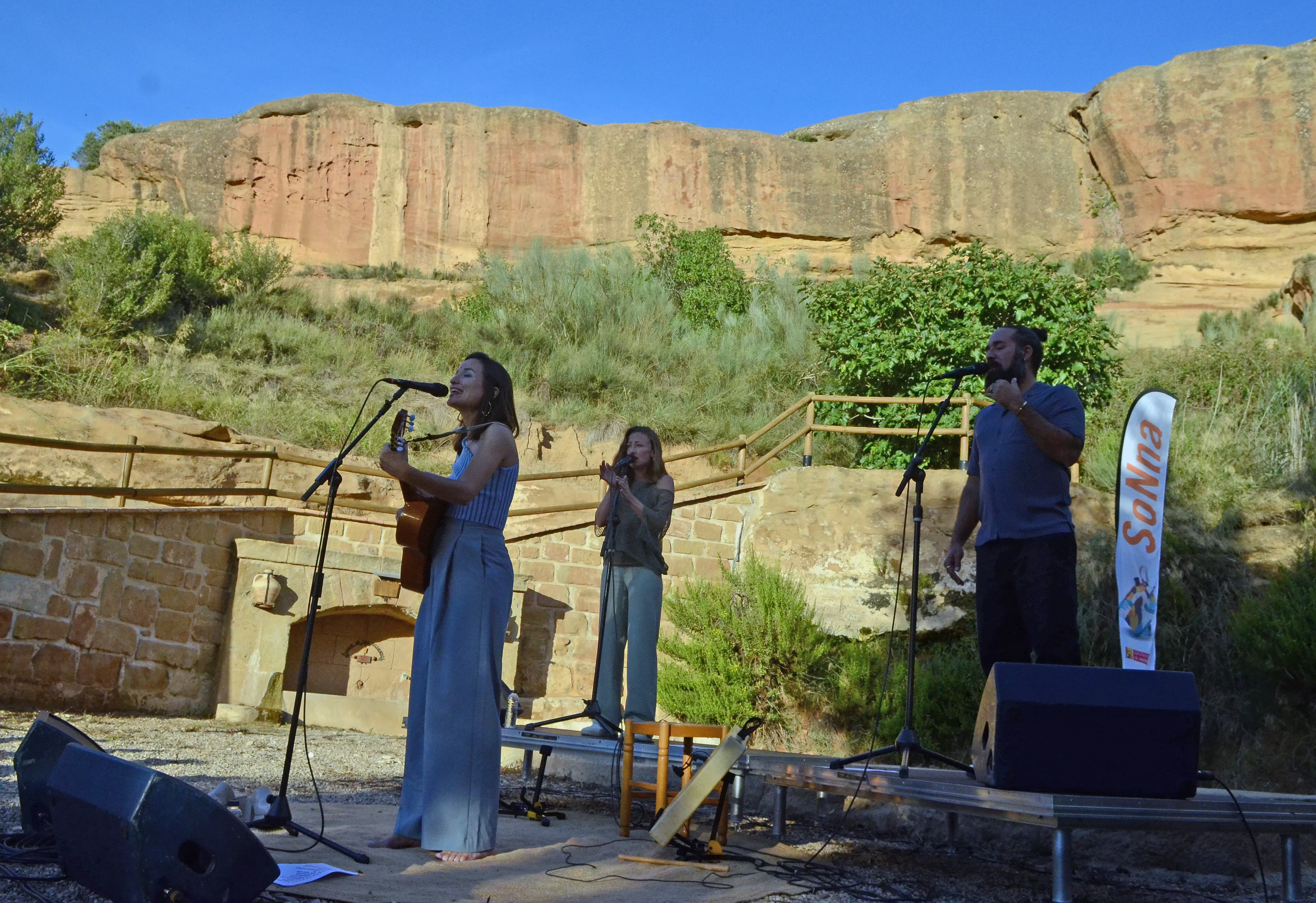 Judit Neddermann y sus compañeros con un paisaje típico de Fraella