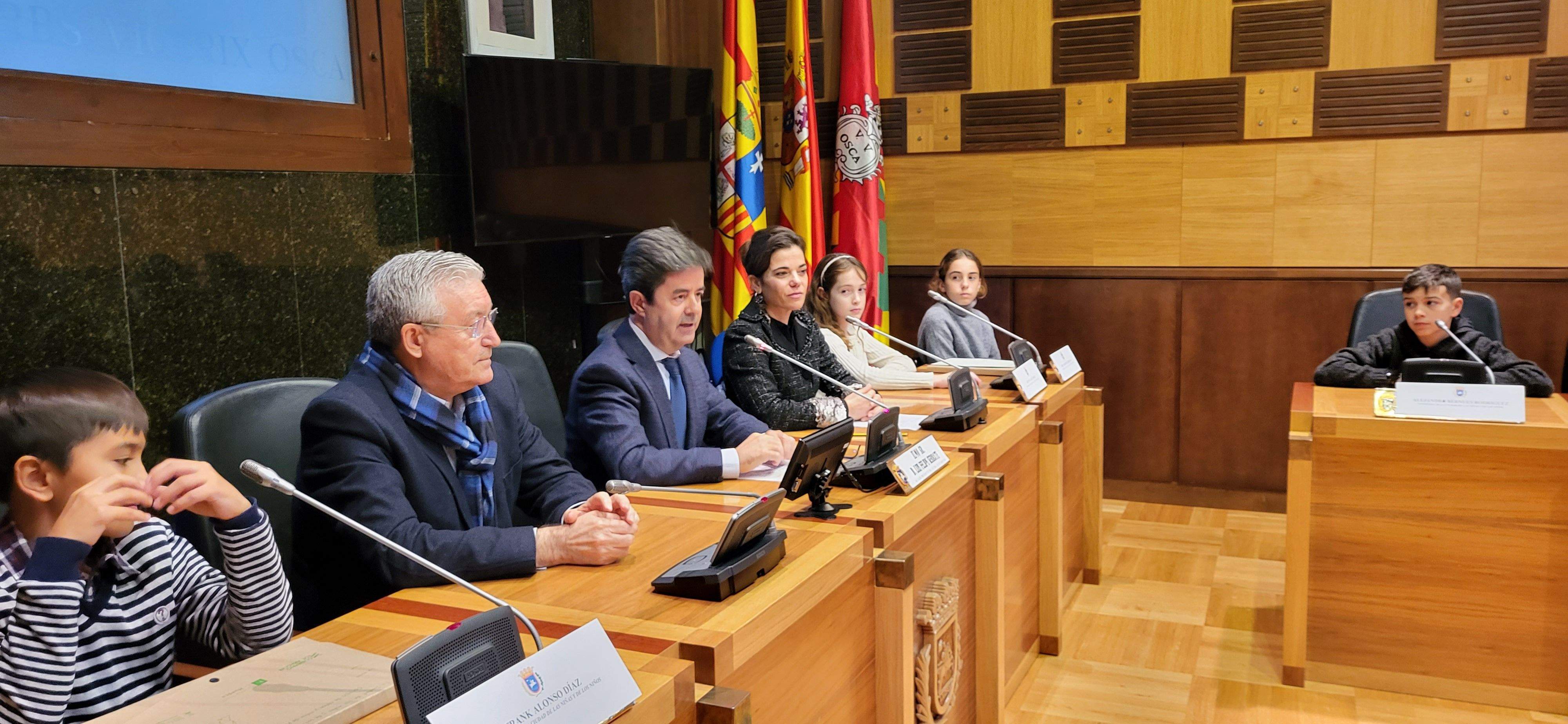 En el centro, Florencio García Madrigal, Luis Felipe y Raquel Pérez