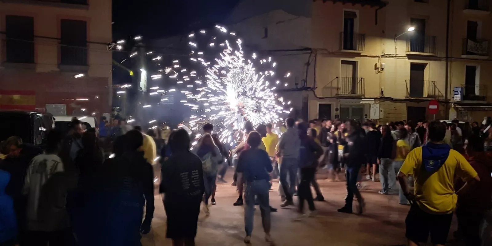 Cabalgata de inicio de fiestas de Ayerbe con las reinas infantiles.