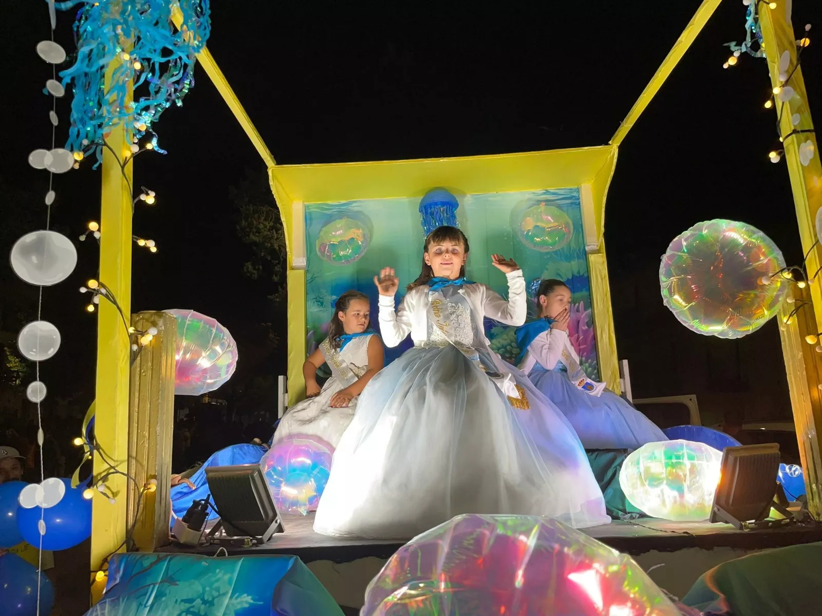 Cabalgata de inicio de fiestas de Ayerbe con las reinas infantiles.