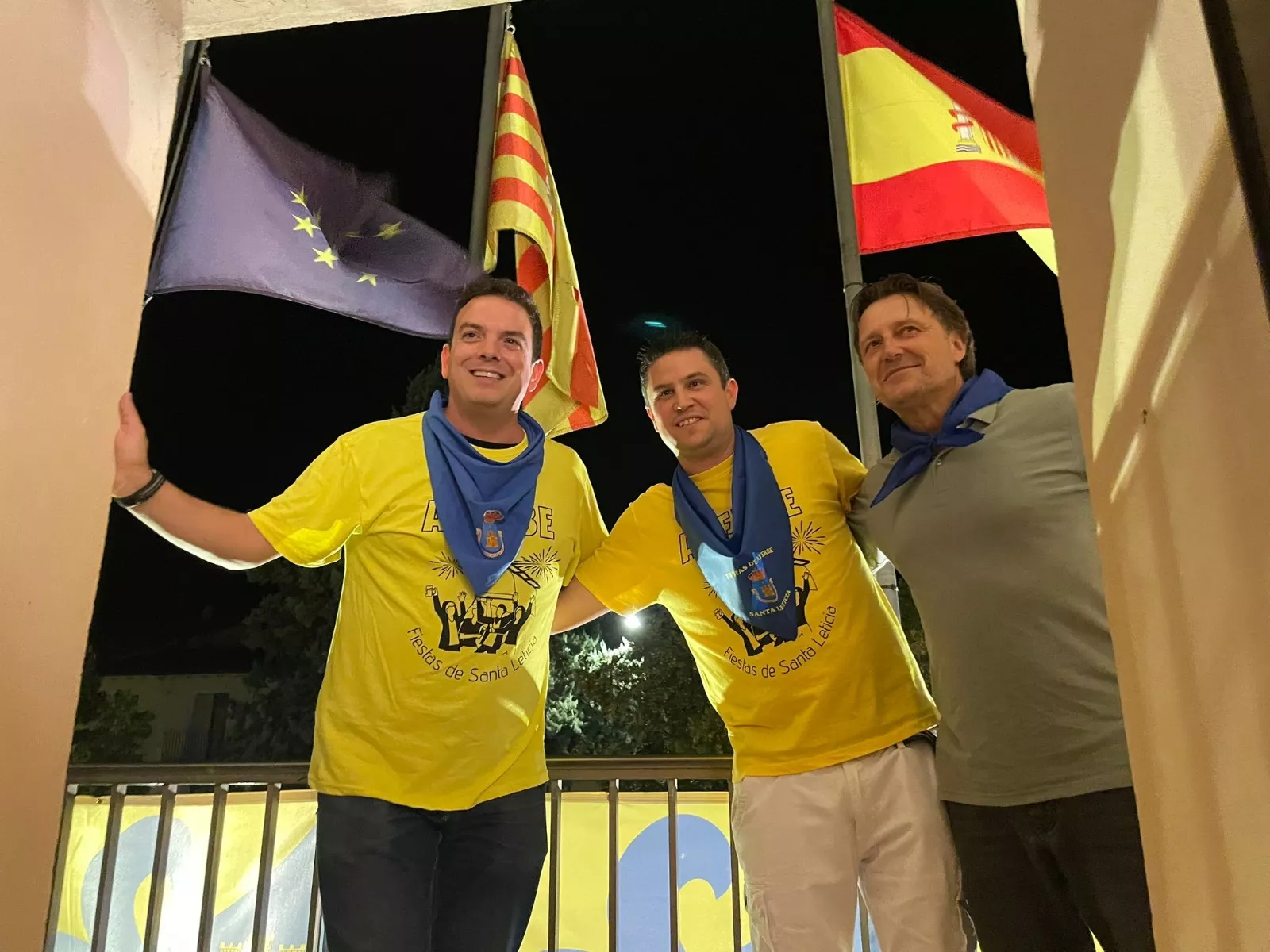 Cabalgata de inicio de fiestas de Ayerbe con las reinas infantiles.