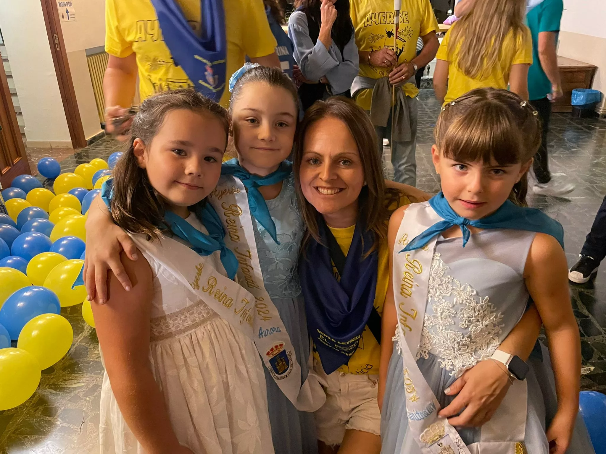 Cabalgata de inicio de fiestas de Ayerbe con las reinas infantiles.