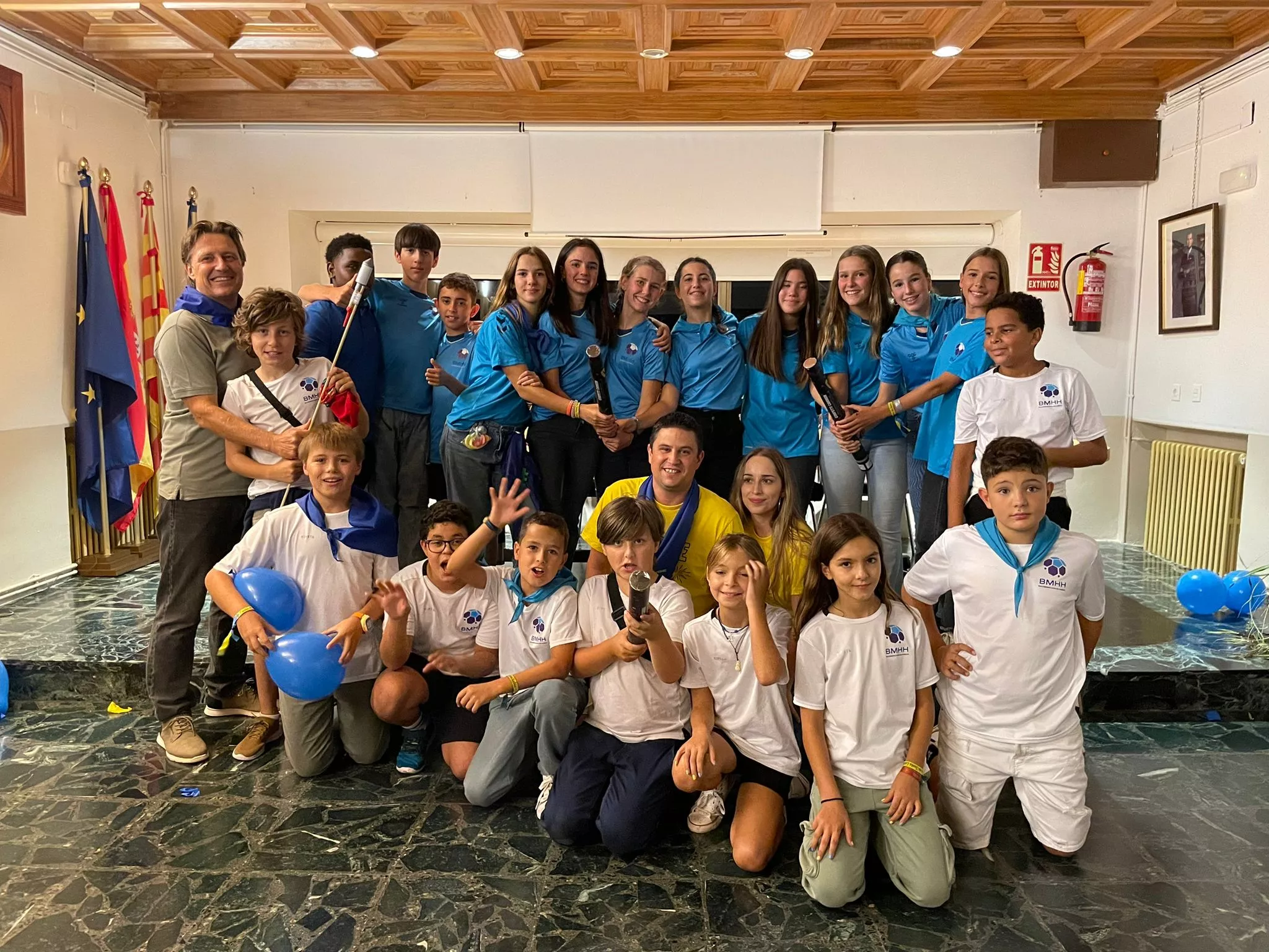 Cabalgata de inicio de fiestas de Ayerbe con las reinas infantiles.