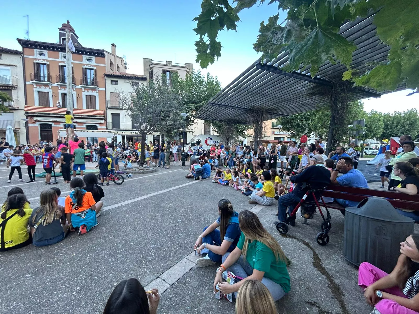 Madero enjabonado, un acto típico de las fiestas de Ayerbe.