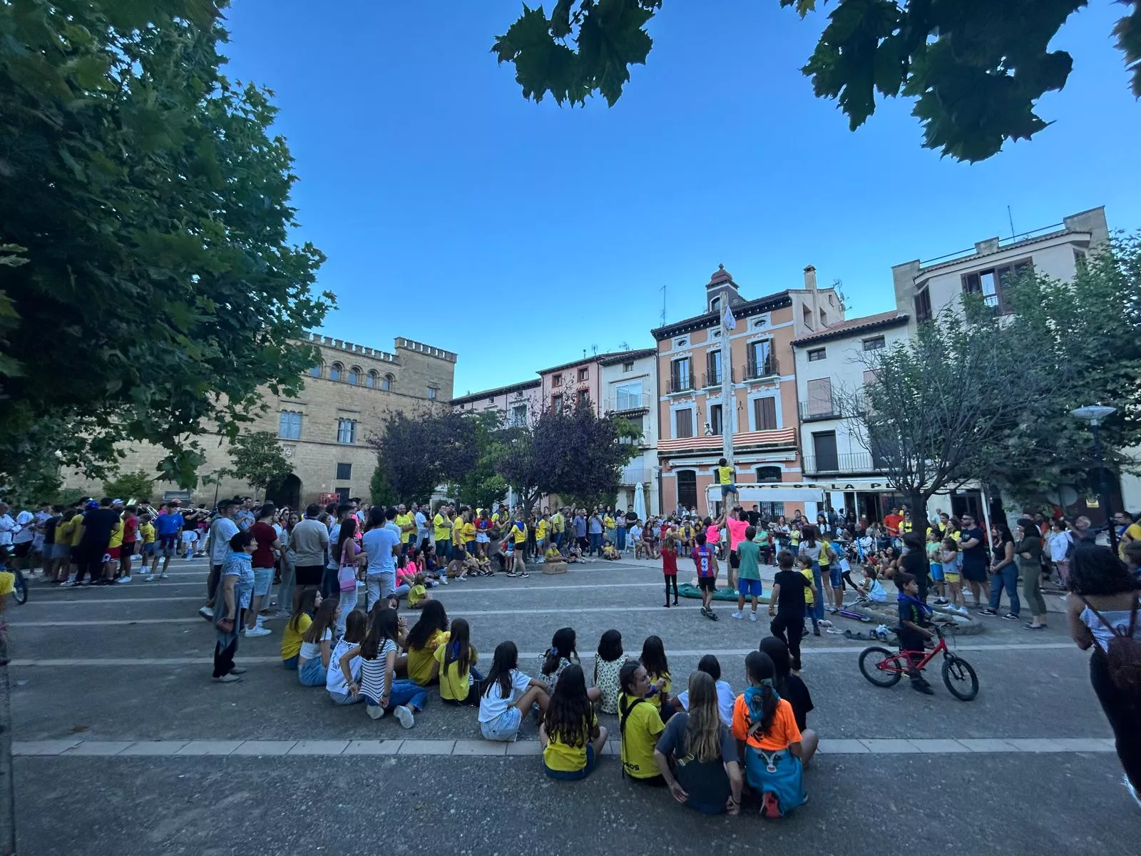 Madero enjabonado, un acto típico de las fiestas de Ayerbe.