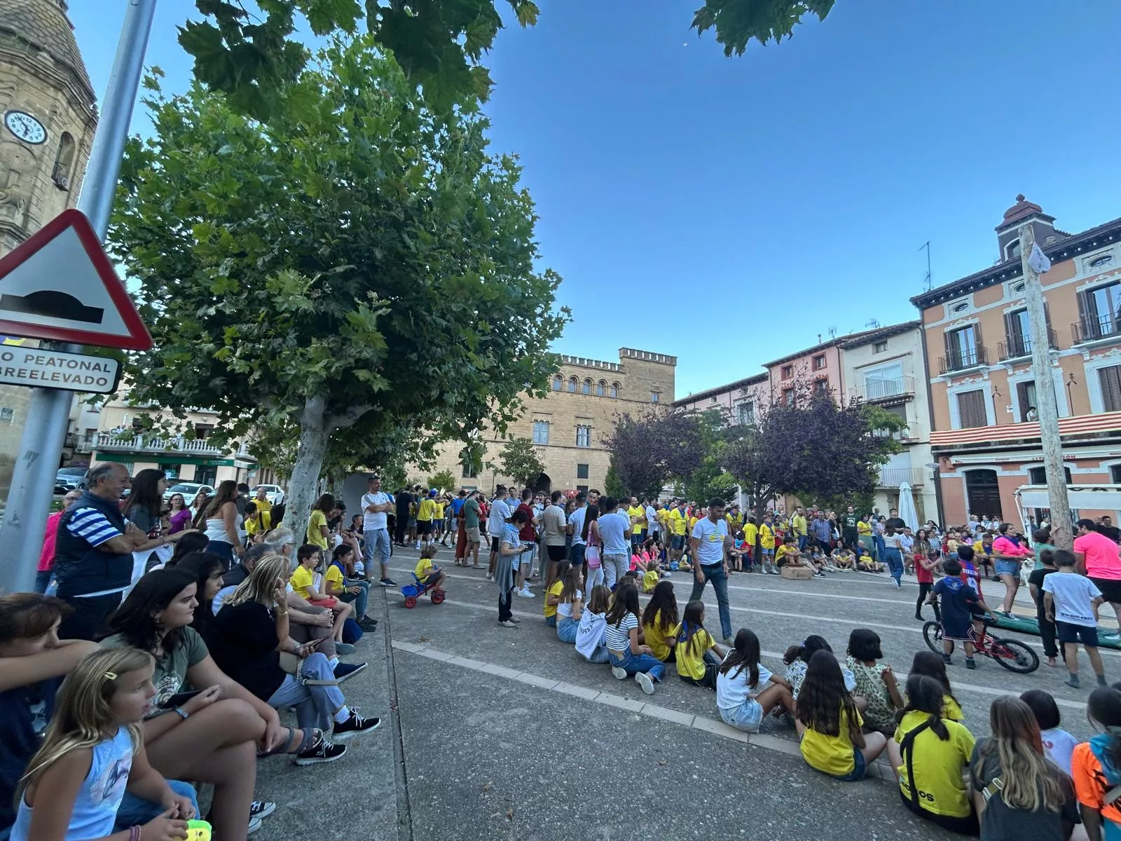 Madero enjabonado, un acto típico de las fiestas de Ayerbe.