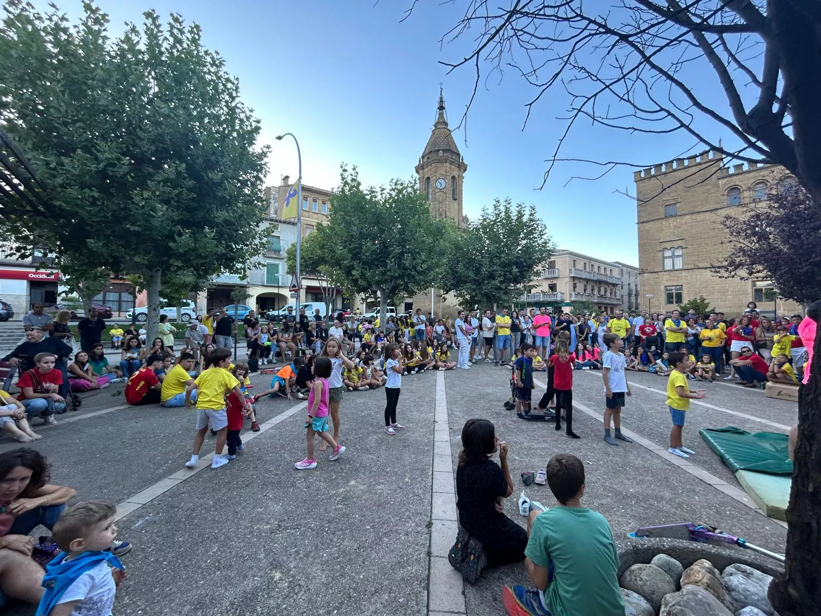Madero enjabonado, un acto típico de las fiestas de Ayerbe.
