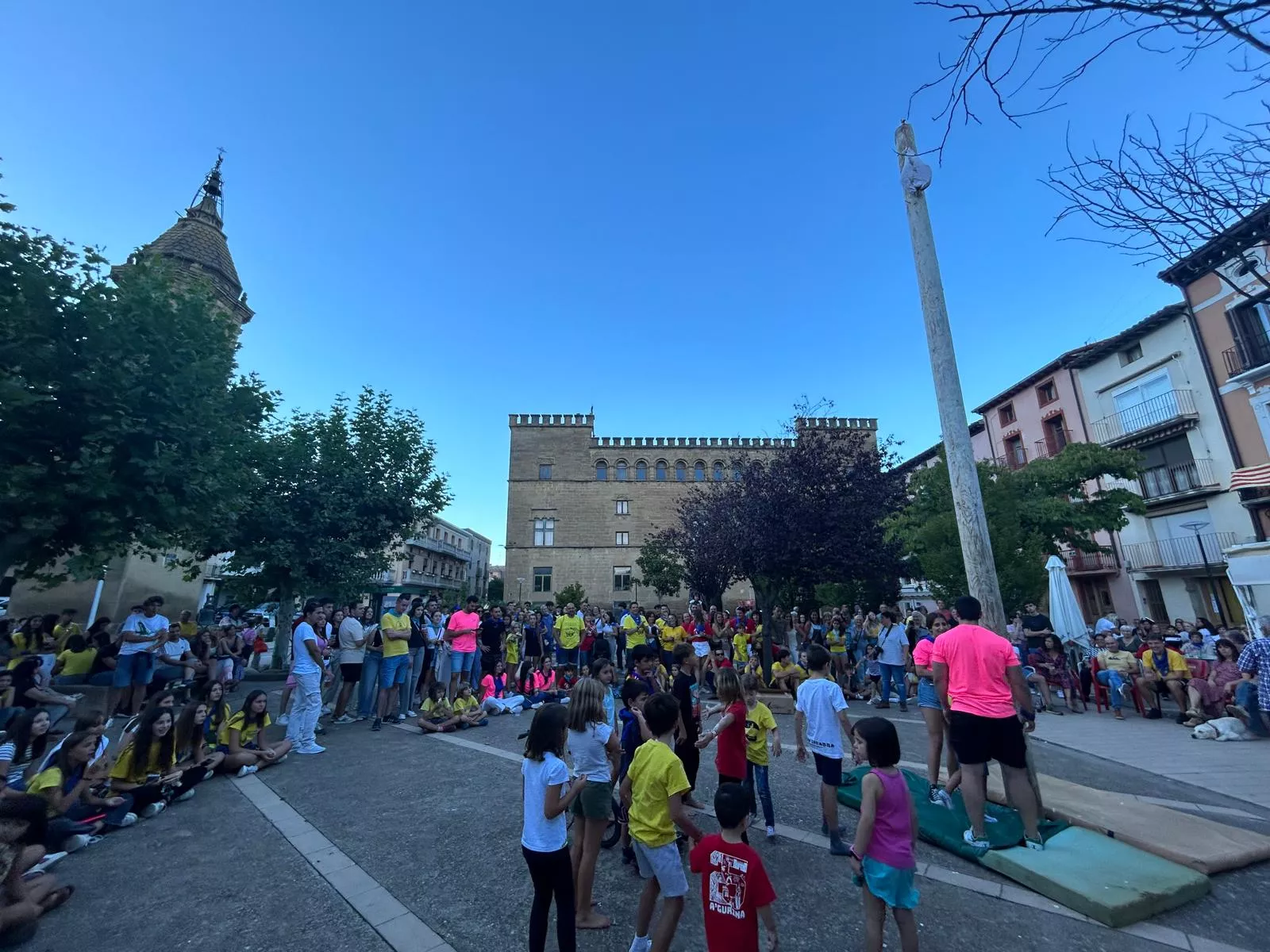 Madero enjabonado, un acto típico de las fiestas de Ayerbe.