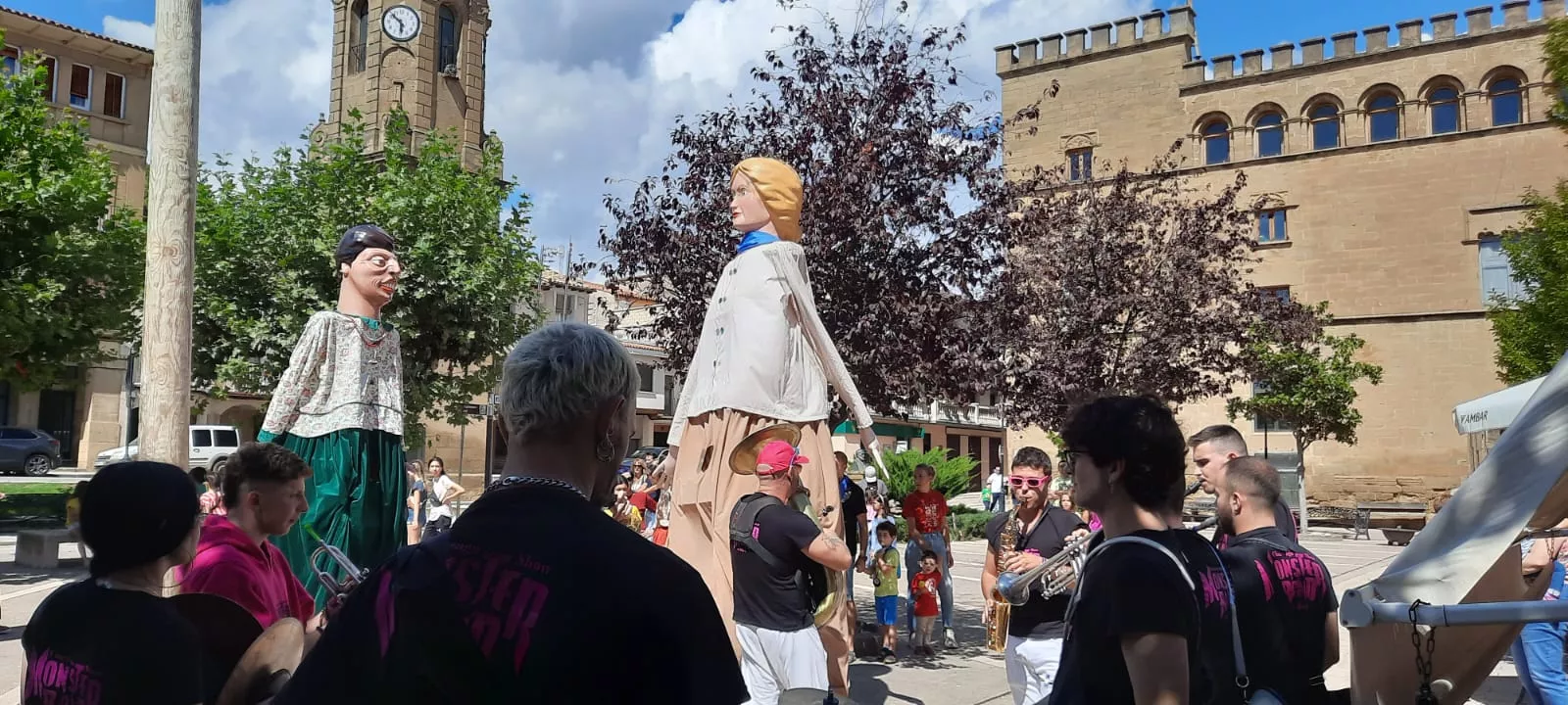 Los gigantes de Ayerbe son imprescindibles en las fiestas.