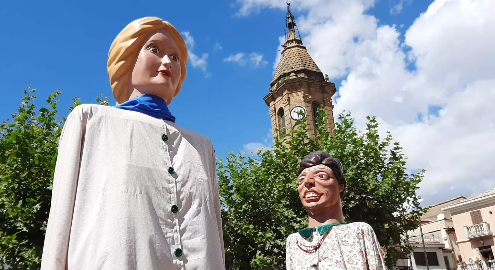 Los gigantes de Ayerbe son imprescindibles en las fiestas.