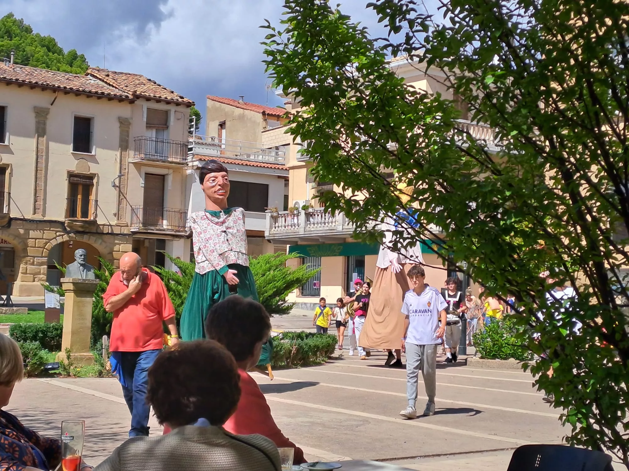 Los gigantes de Ayerbe son imprescindibles en las fiestas.