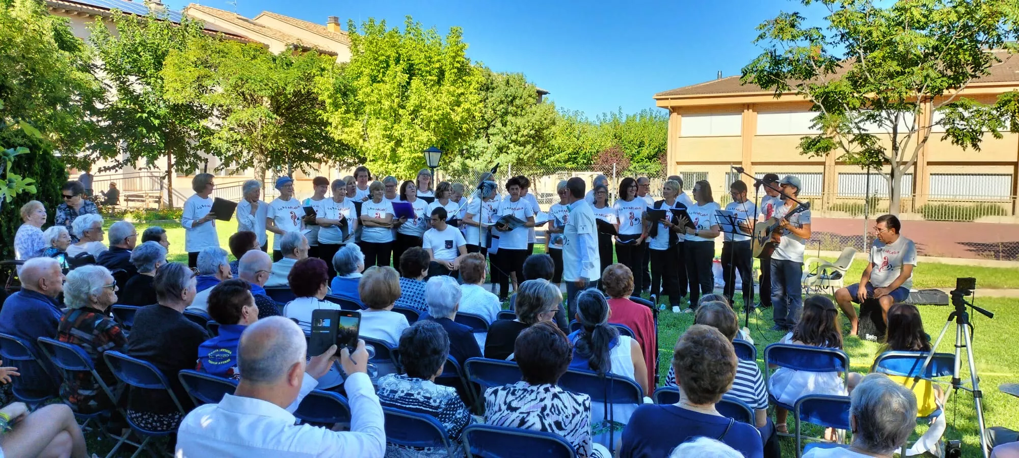 Las fiestas de Ayerbe también llegan a la residencia de mayores.