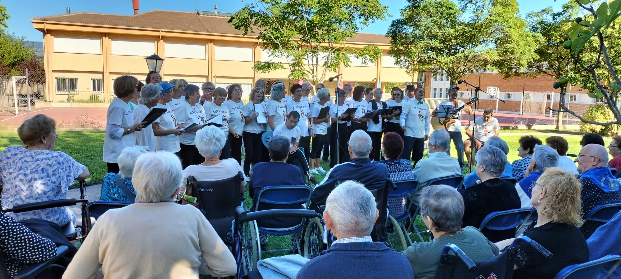 Las fiestas de Ayerbe también llegan a la residencia de mayores.