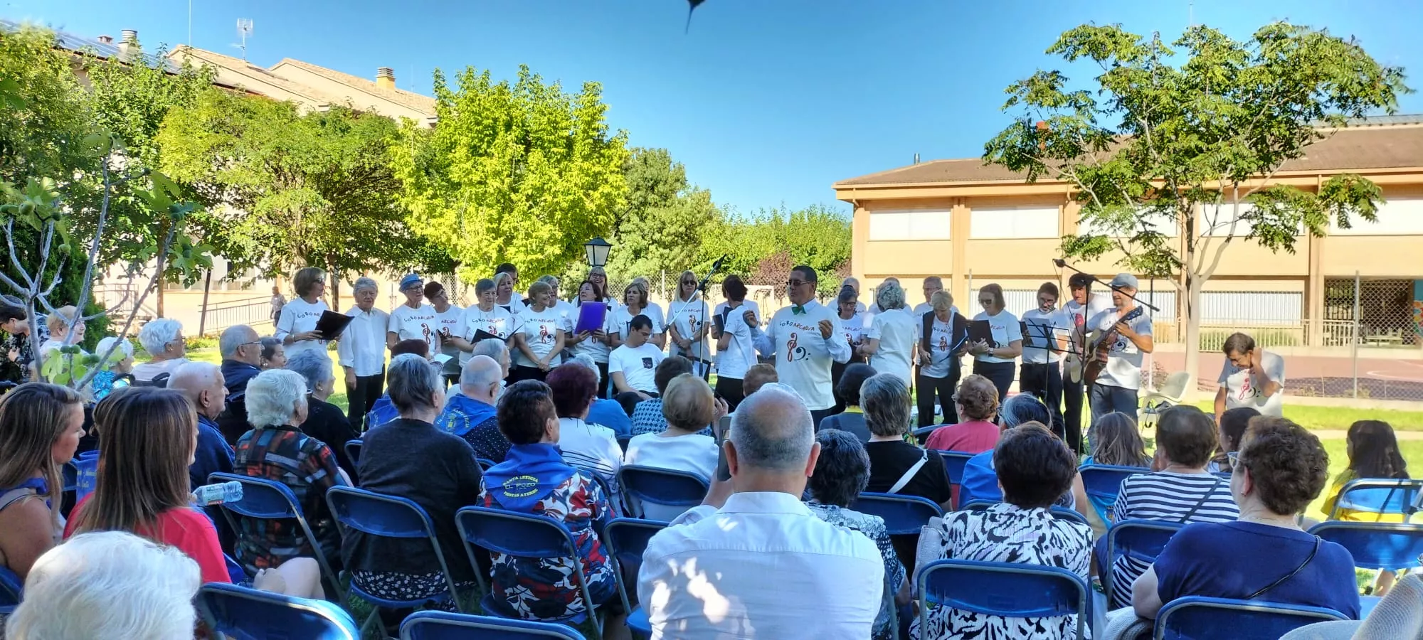 Las fiestas de Ayerbe también llegan a la residencia de mayores.