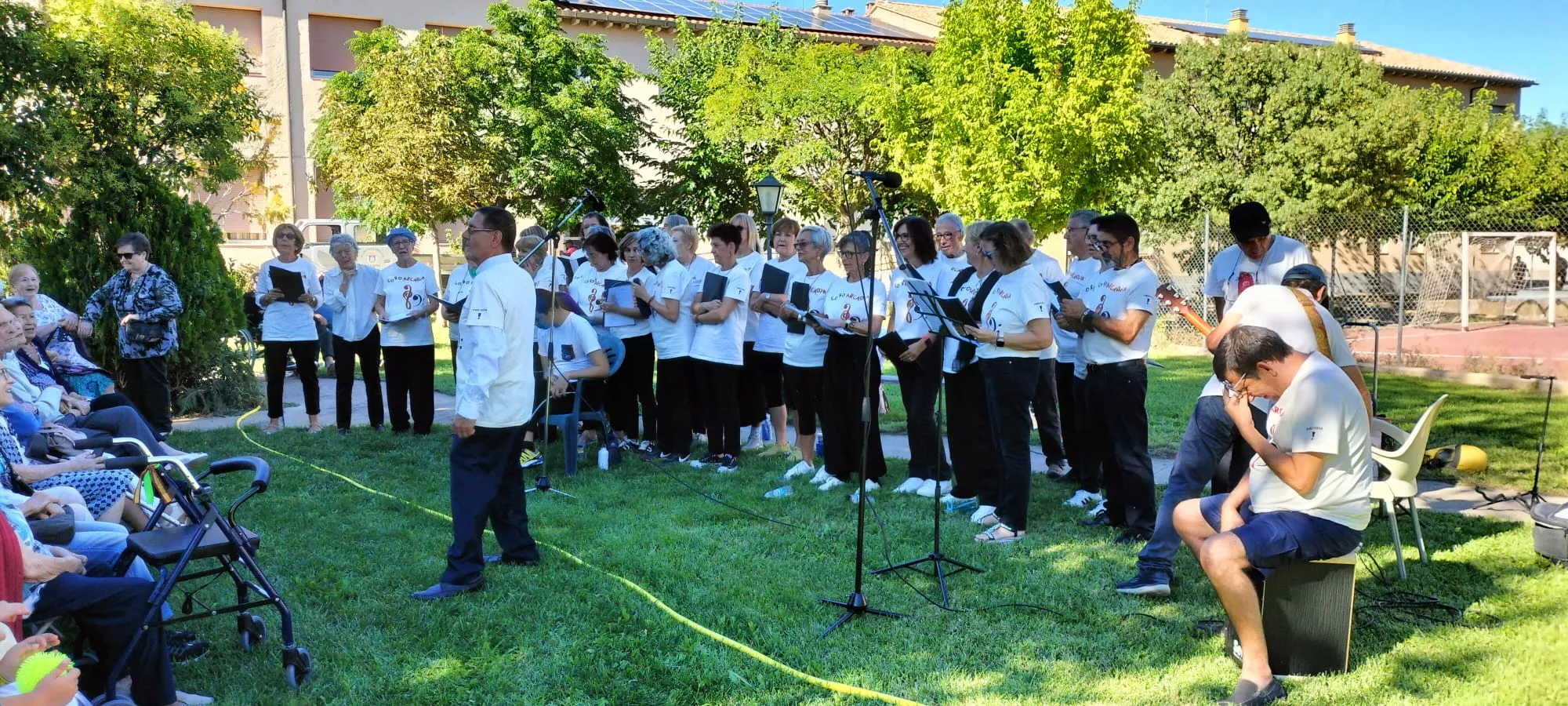 Las fiestas de Ayerbe también llegan a la residencia de mayores. Coro Arcadia.