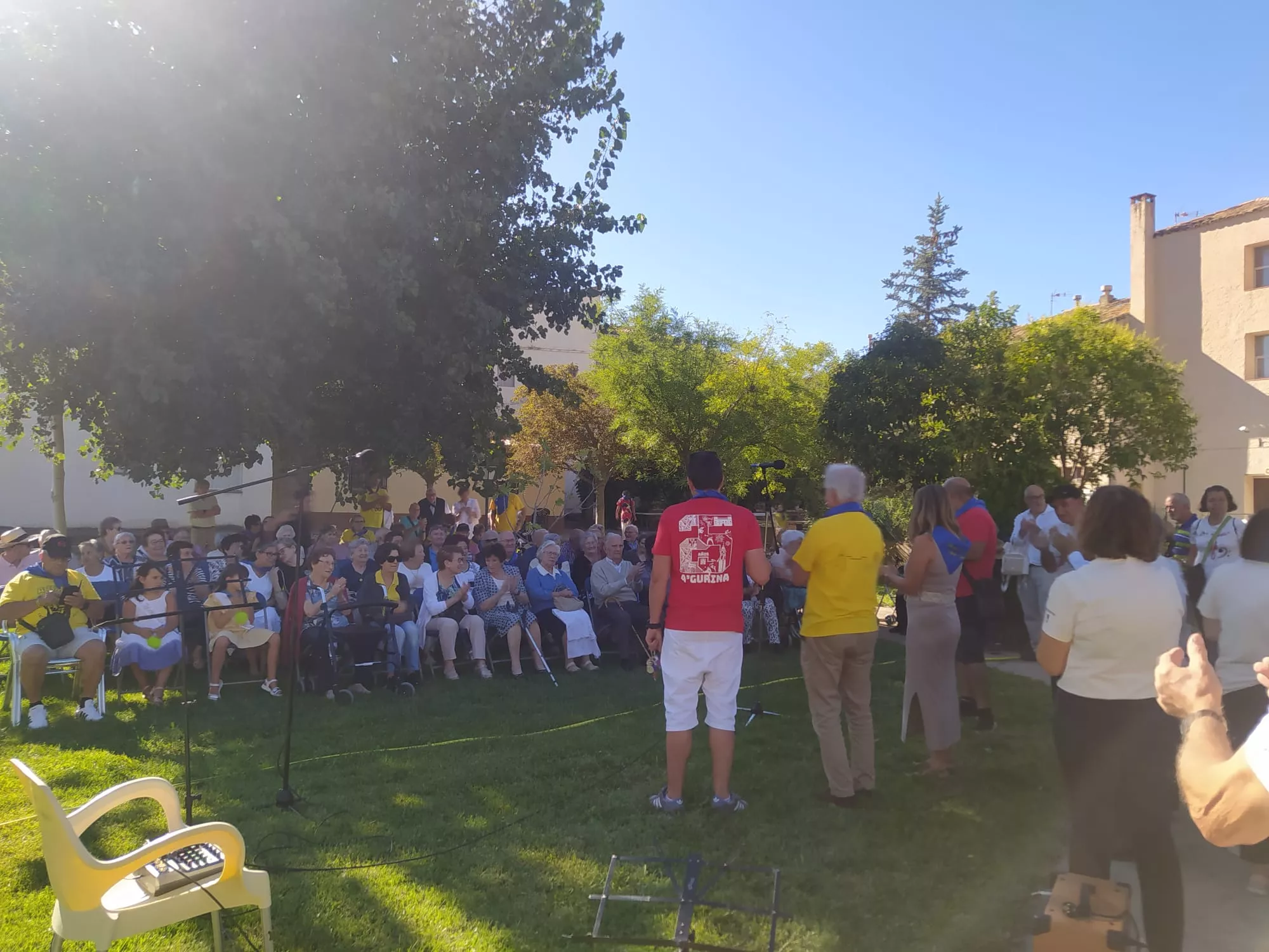 Las fiestas de Ayerbe también llegan a la residencia de mayores.