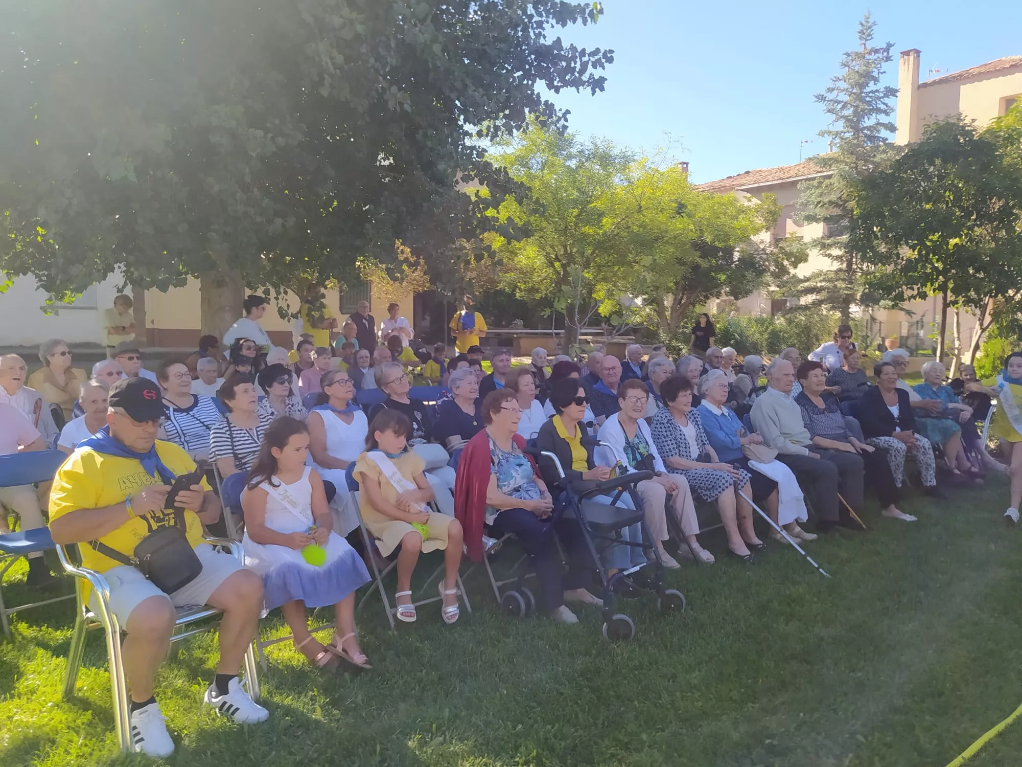 Las fiestas de Ayerbe también llegan a la residencia de mayores.