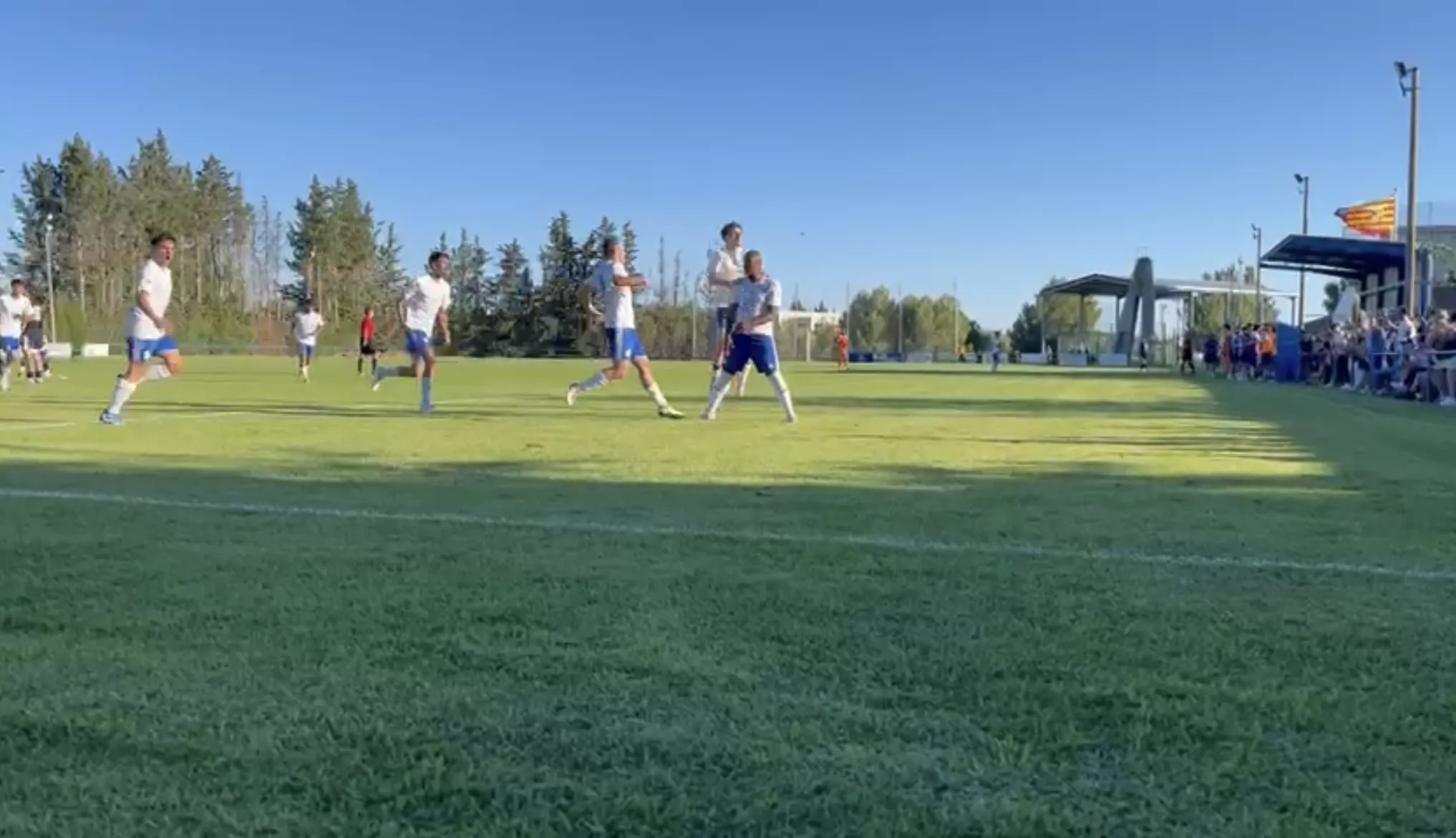 Jugadores del Gurrea celebran el gol de Jhonnier.