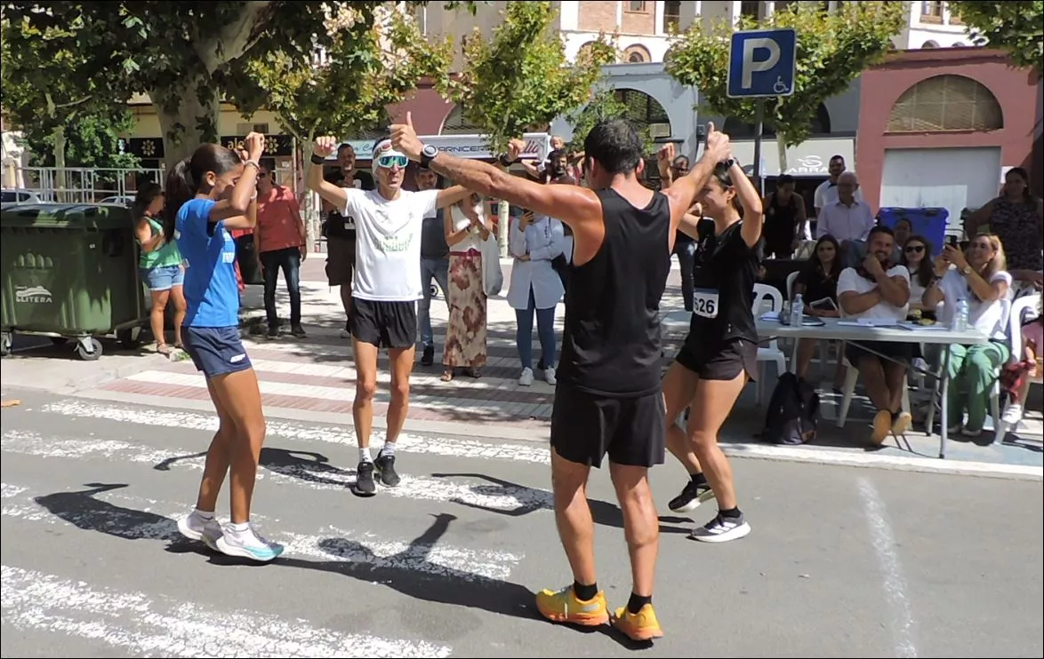 Los vencedores bailando la jota de los pollos